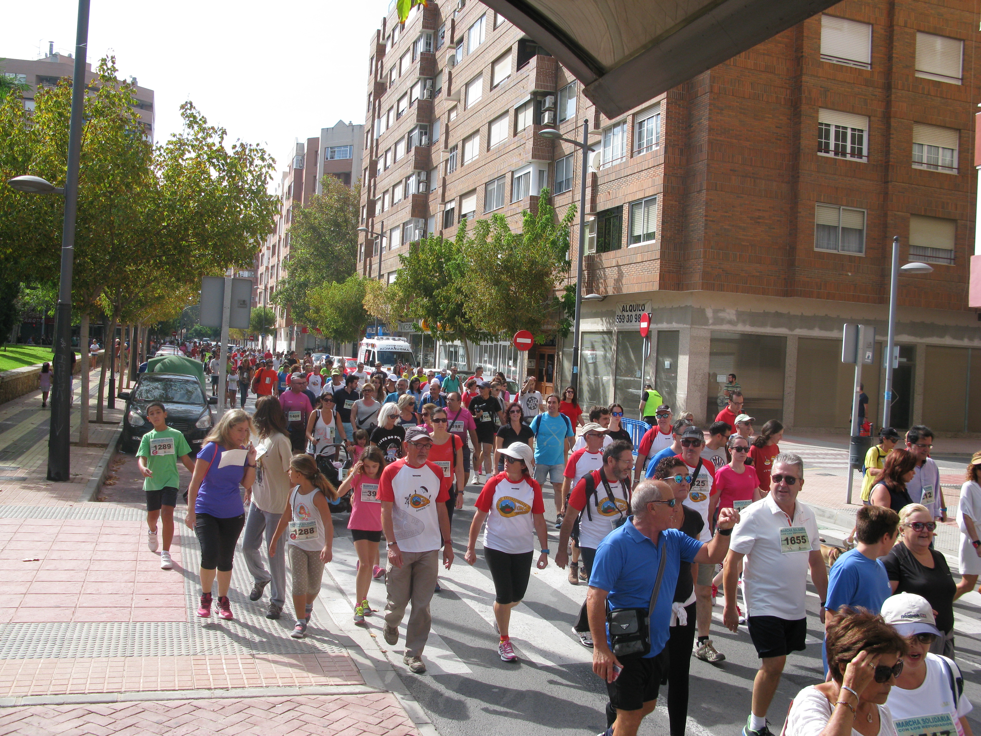 Los participantes de la marcha, en un momento del recorrido