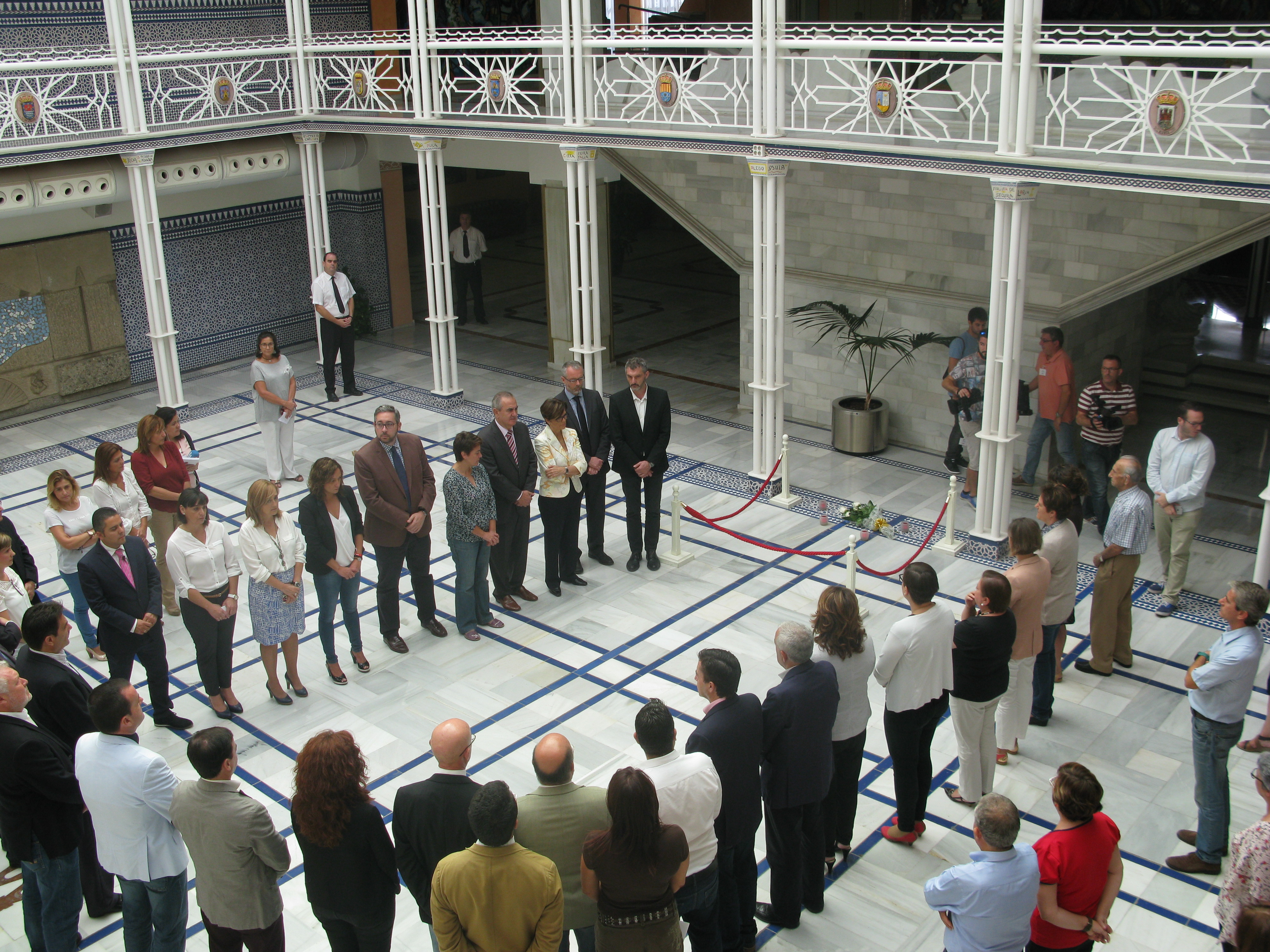 Minuto de silencio en homenaje a las víctimas asesinadas por violencia de género en la Asamblea Regional