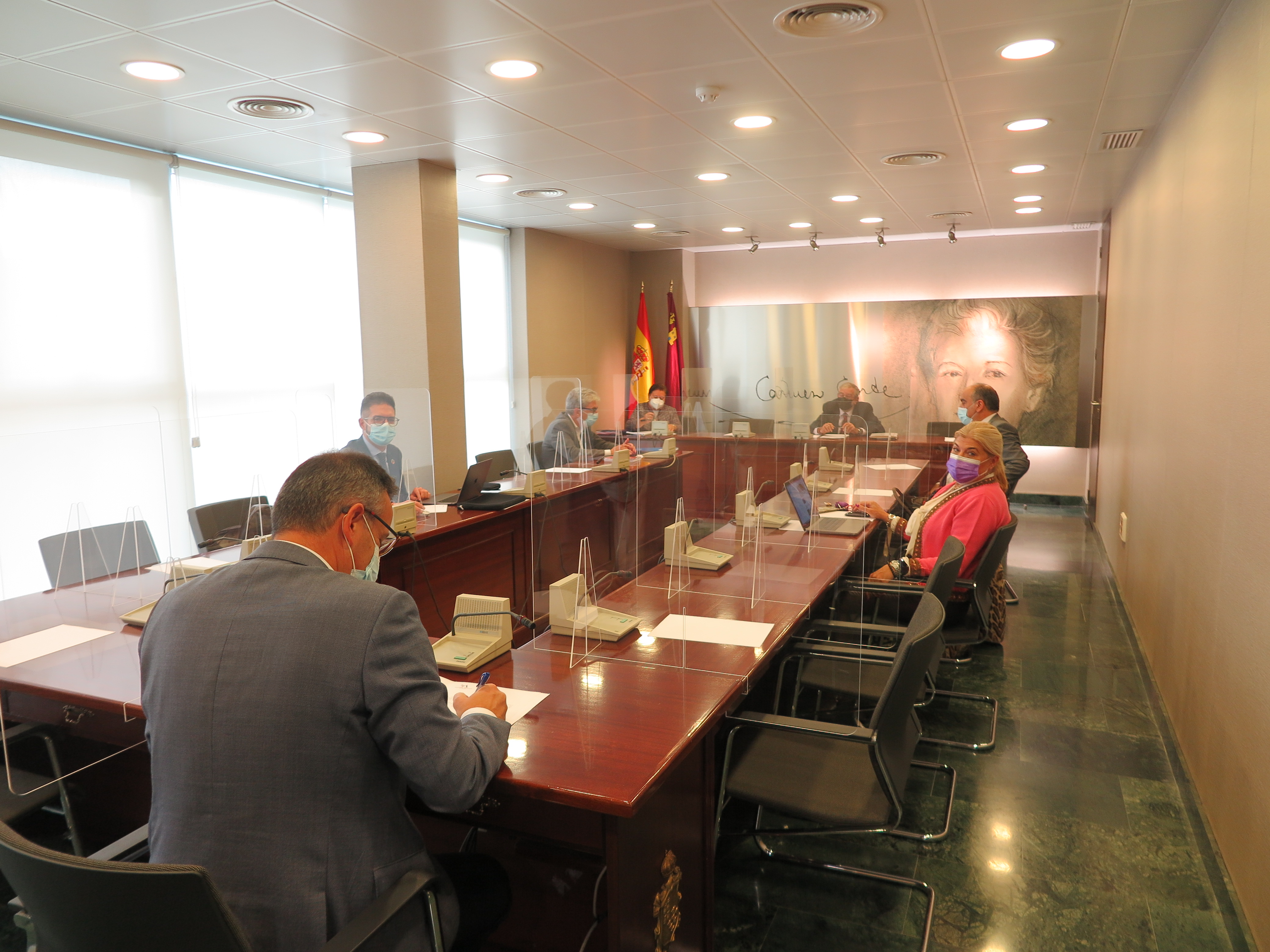 Diego Conesa firmando el acta de renuncia a su escaño