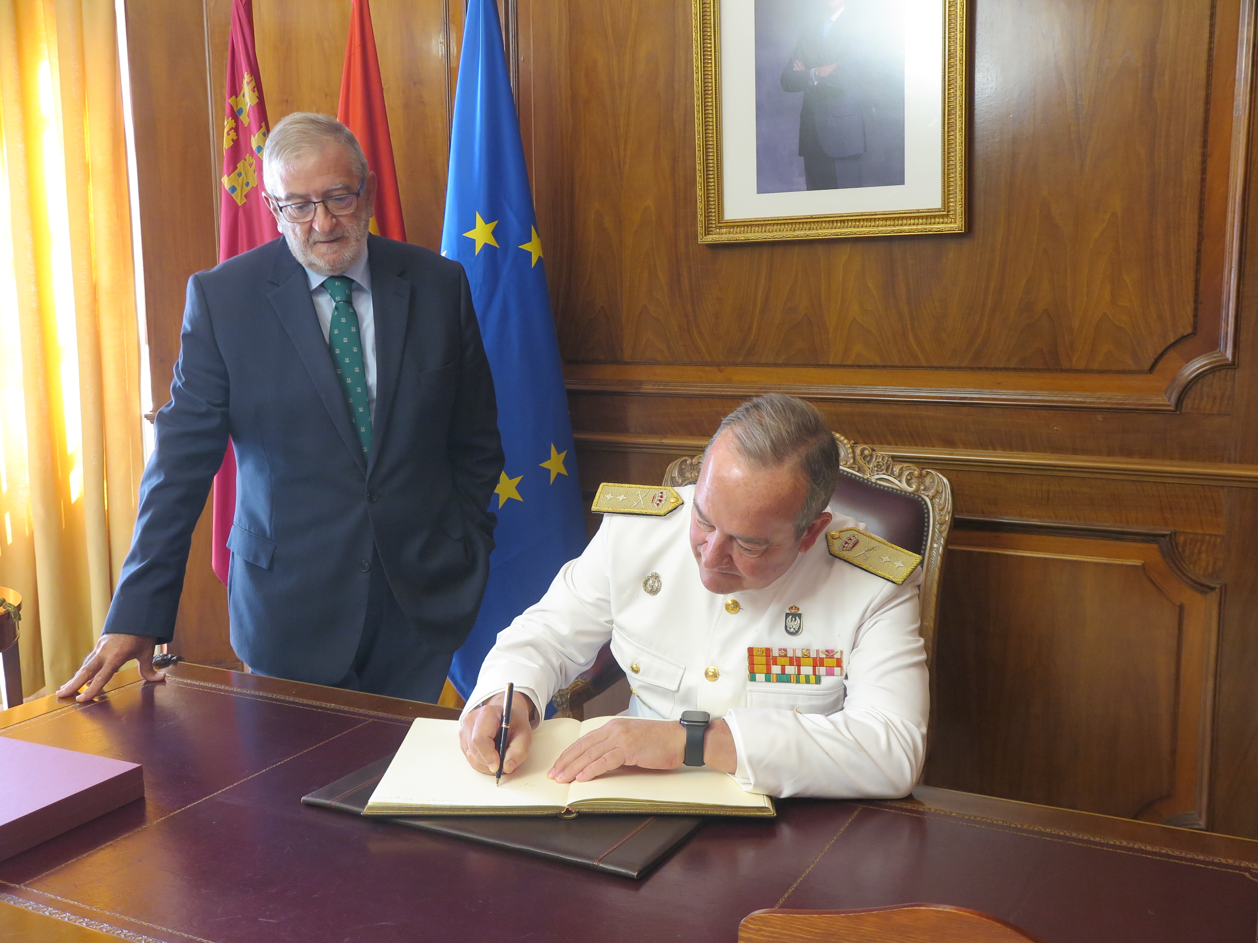 Juan Luis Sobrino firma en el Libro de Oro de la Asamblea