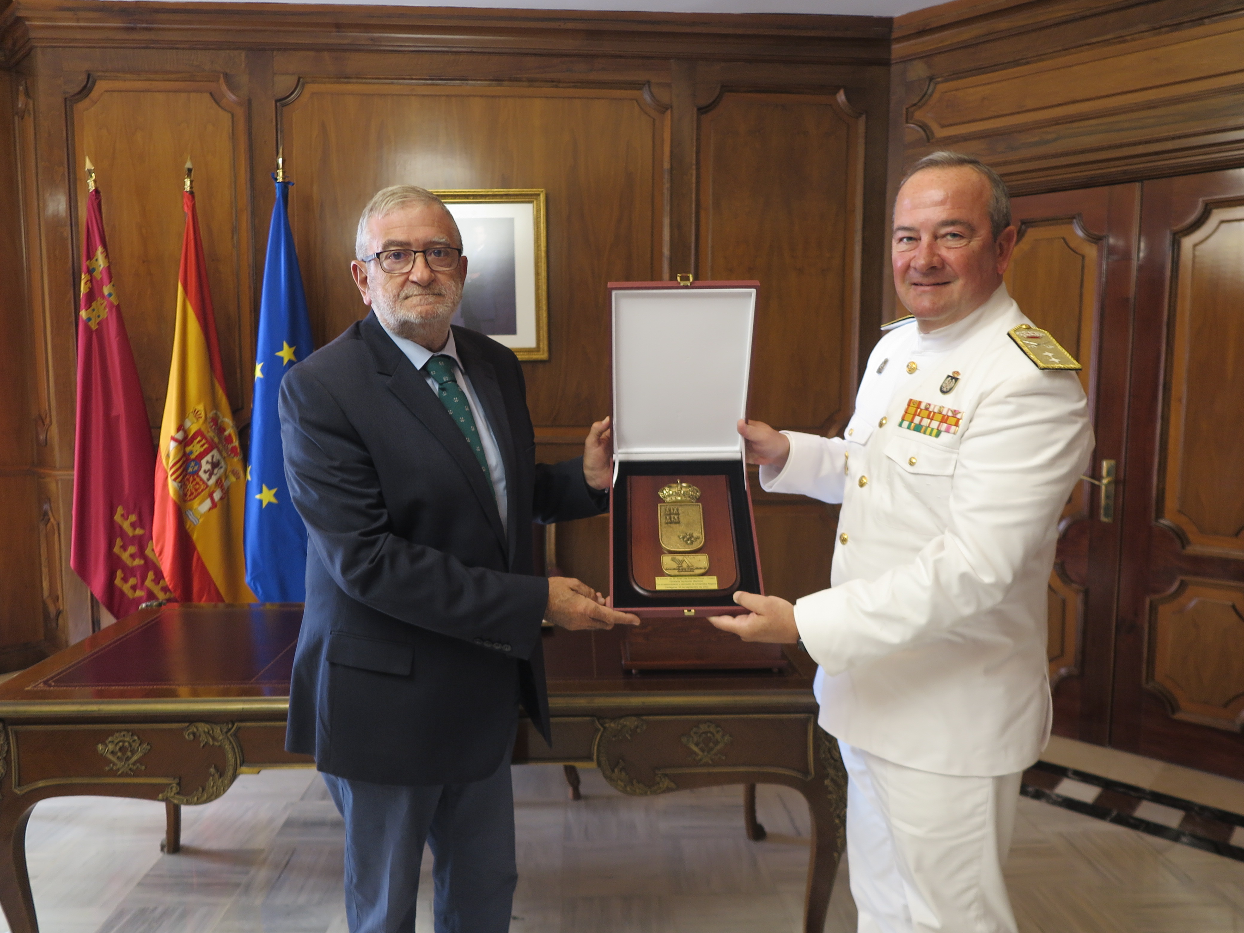 El almirante de Acción Marítima recibe una metopa de manos del presidente de la Asamblea Regional