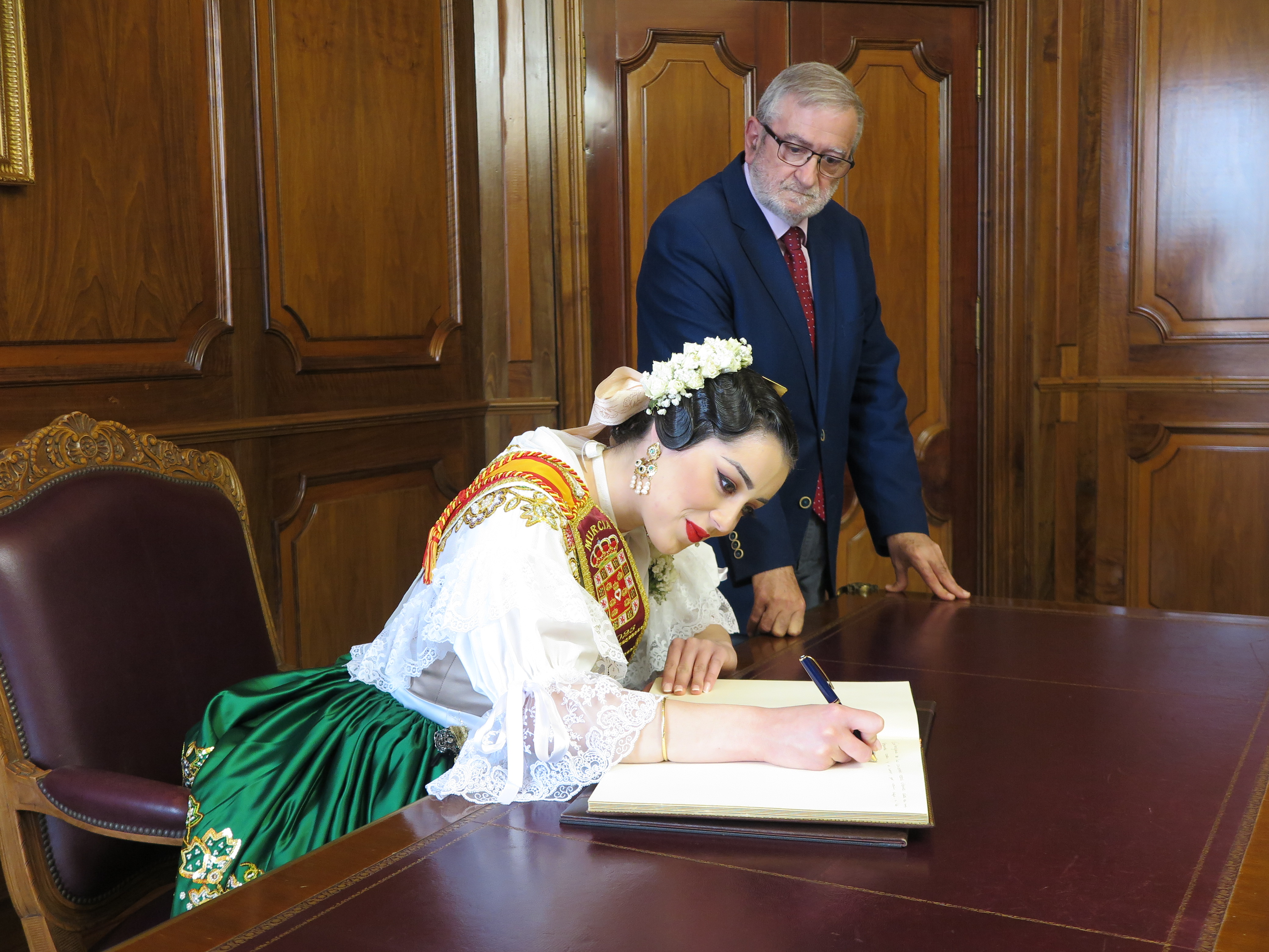 La Reina de la Huerta 2023, Andrea Sánchez, firmando en el Libro de Oro de la Asamblea Regional