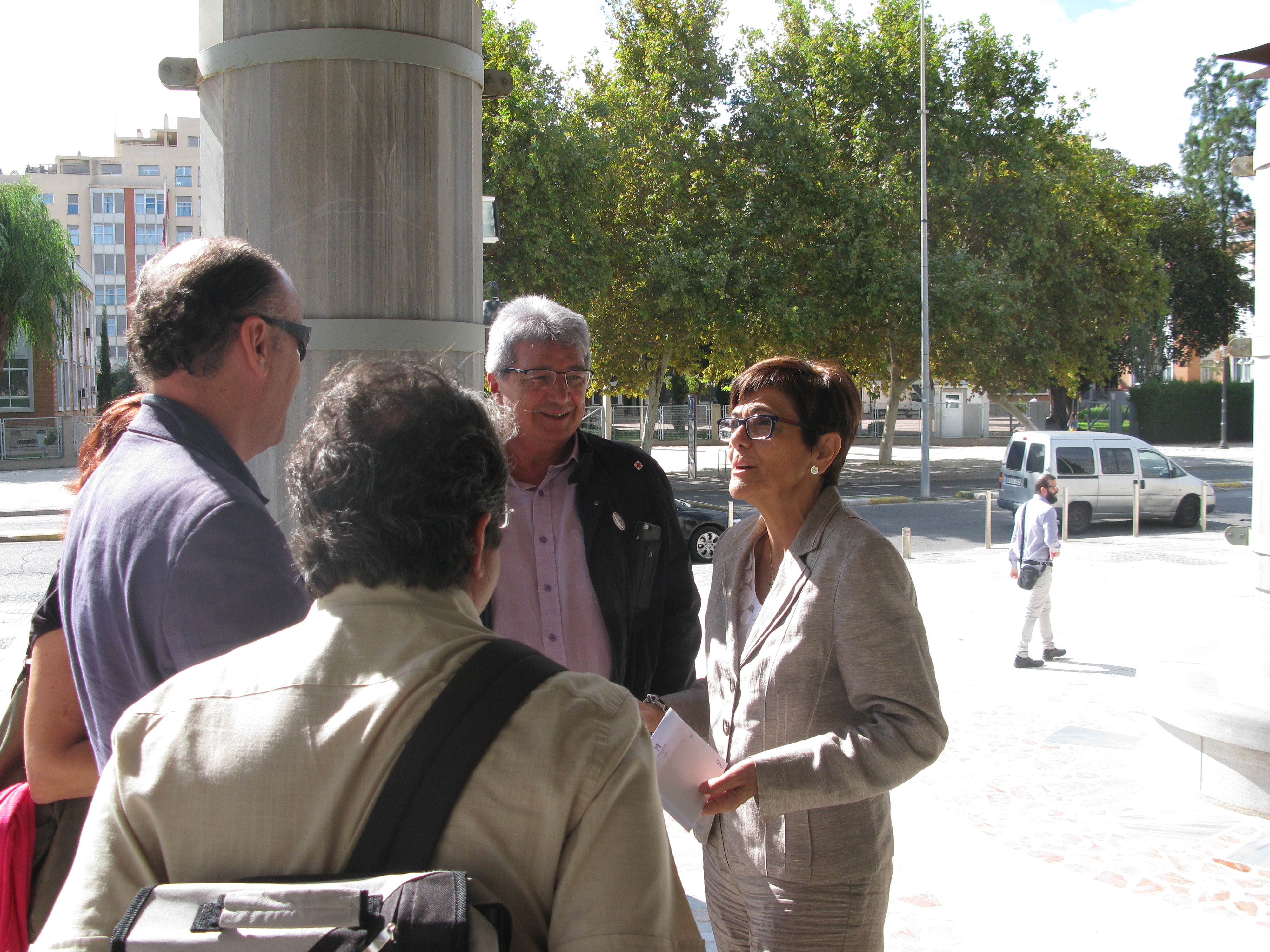 La presidenta de la Asamblea, Rosa Peñalver, con miembros de la EAPN