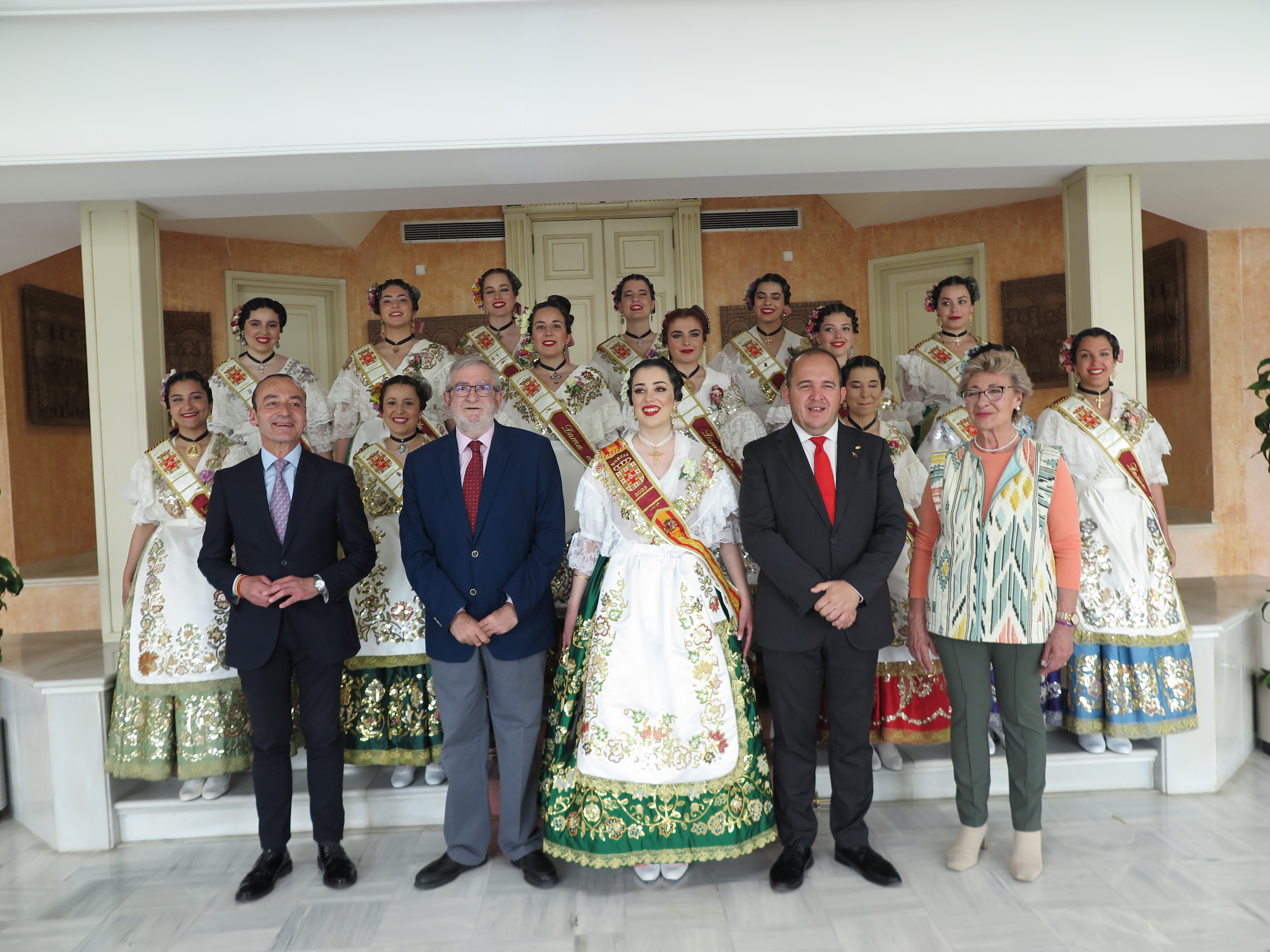 La Reina de la Huerta y su Corte de Honor visitan la Asamblea Regional