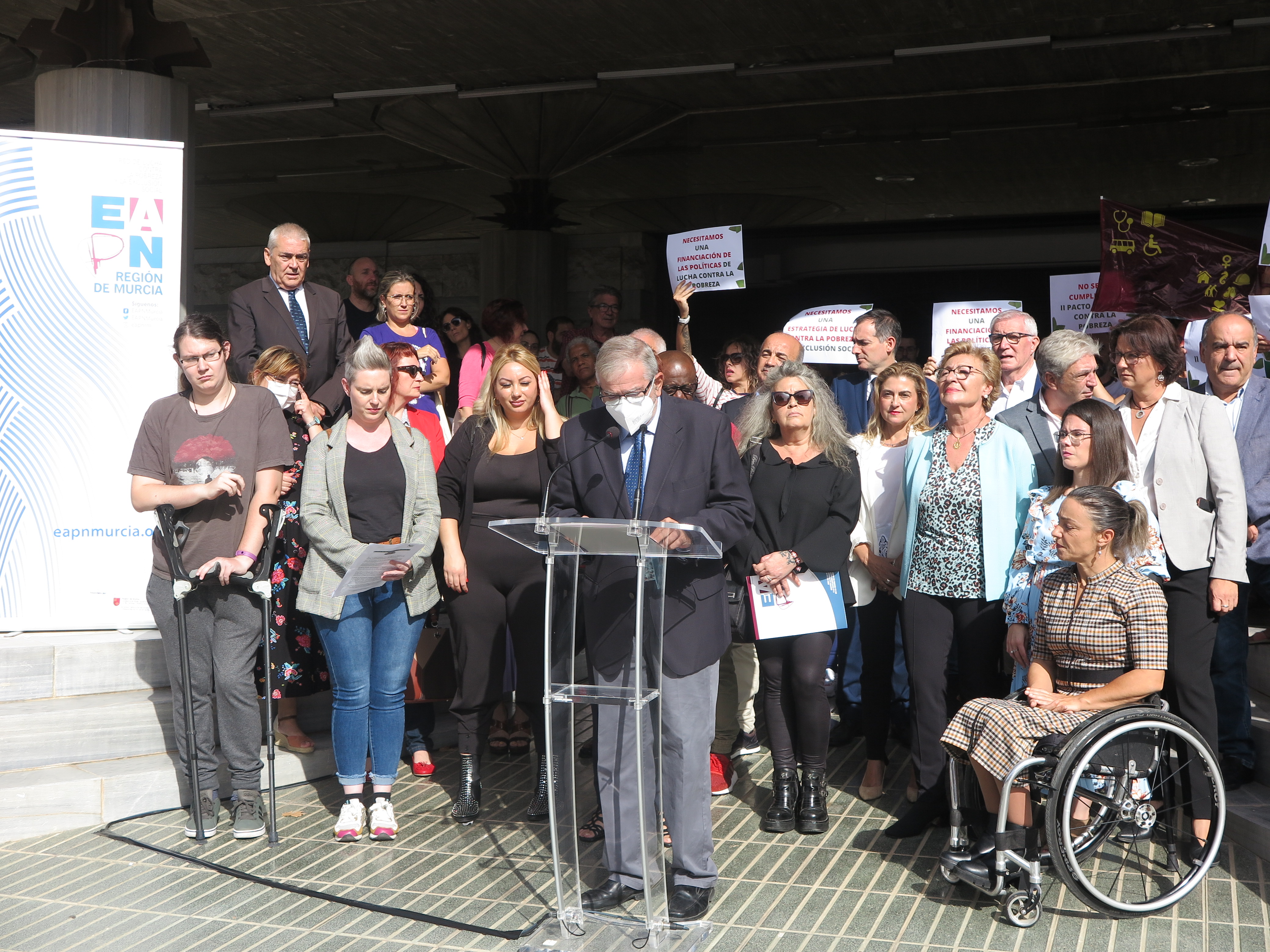 Lectura del Manifiesto de EAPN RM acompañados del presidente y diputados regionales