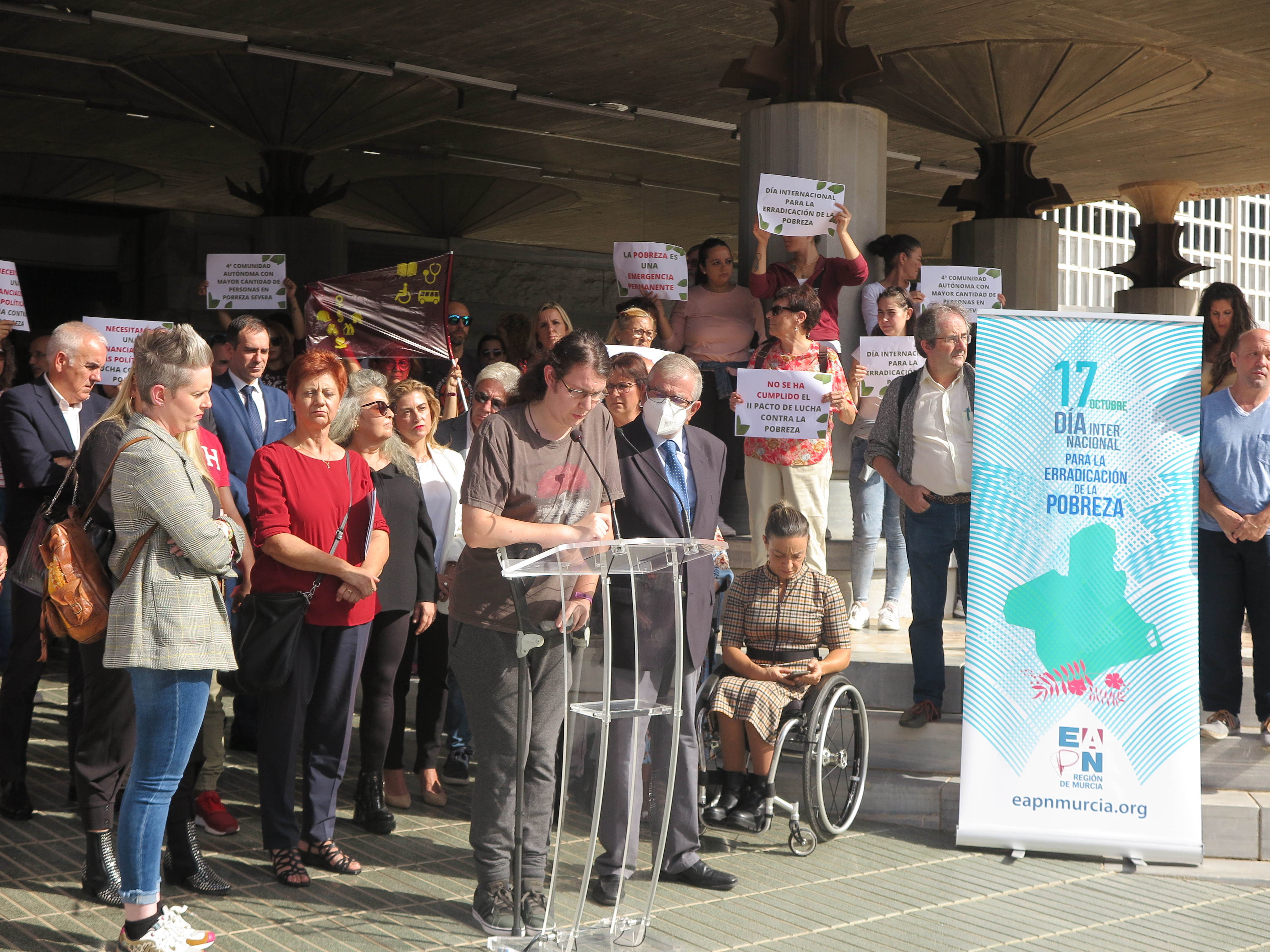 Lectura del Manifiesto de EAPN RM acompañados del presidente y diputados regionales