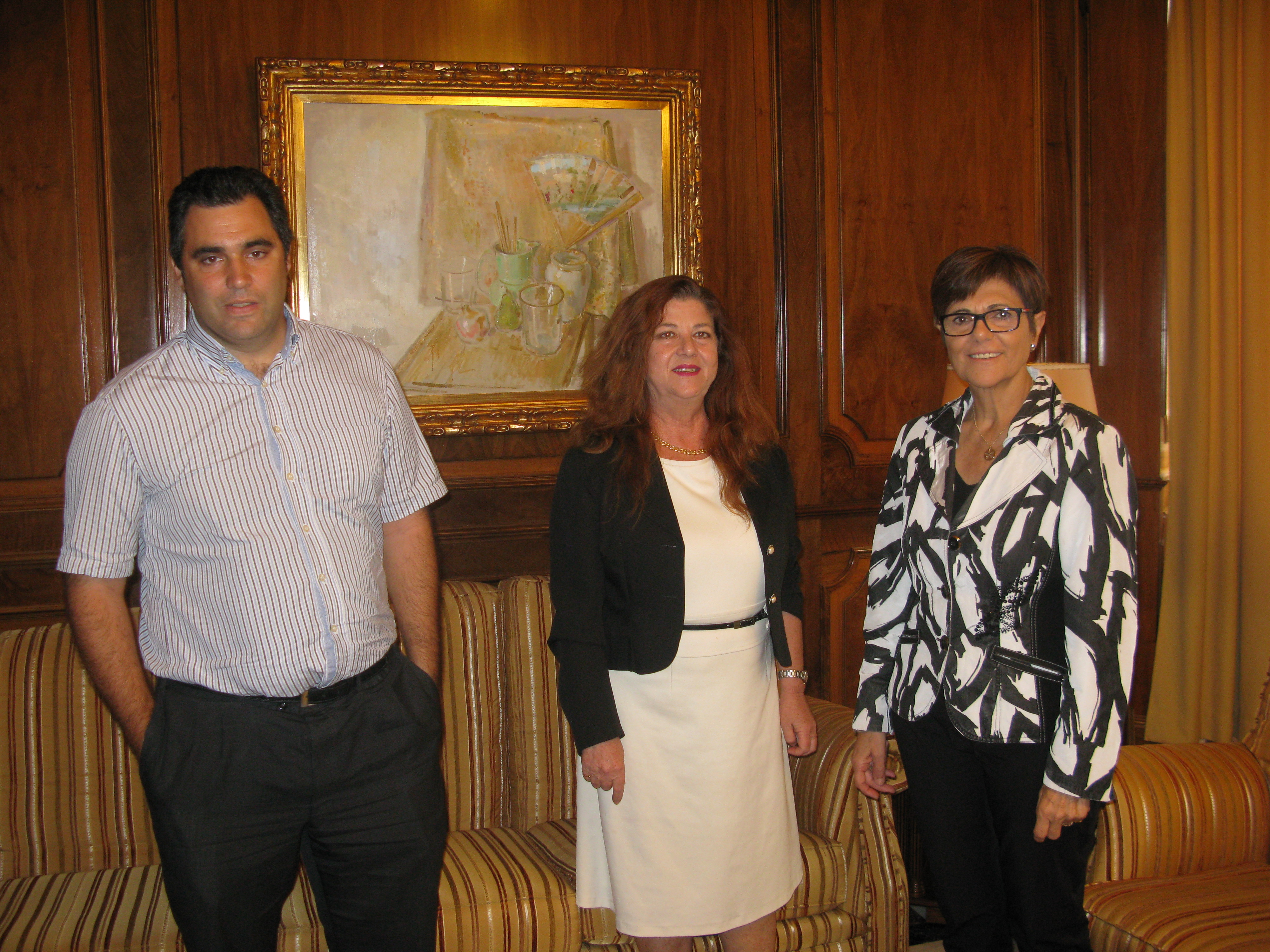 La presidenta de la Asamblea, Rosa Peñalver, con Francisca Naranjo presidenta de HOSTECAR, y Rafael Candel