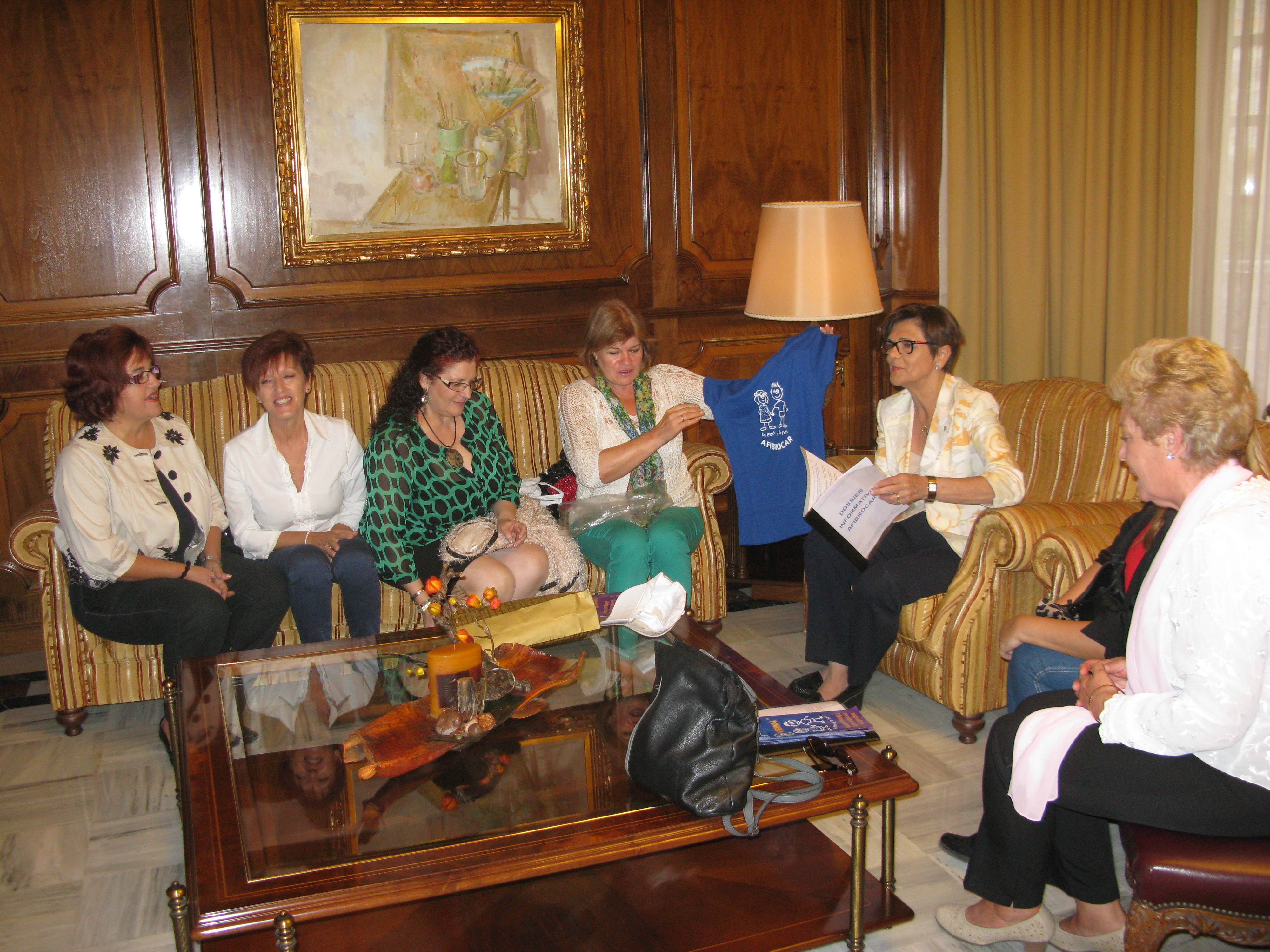 La presidenta de la Asamblea Regional, Rosa Peñalver con la junta directiva de AFIBROCAR.