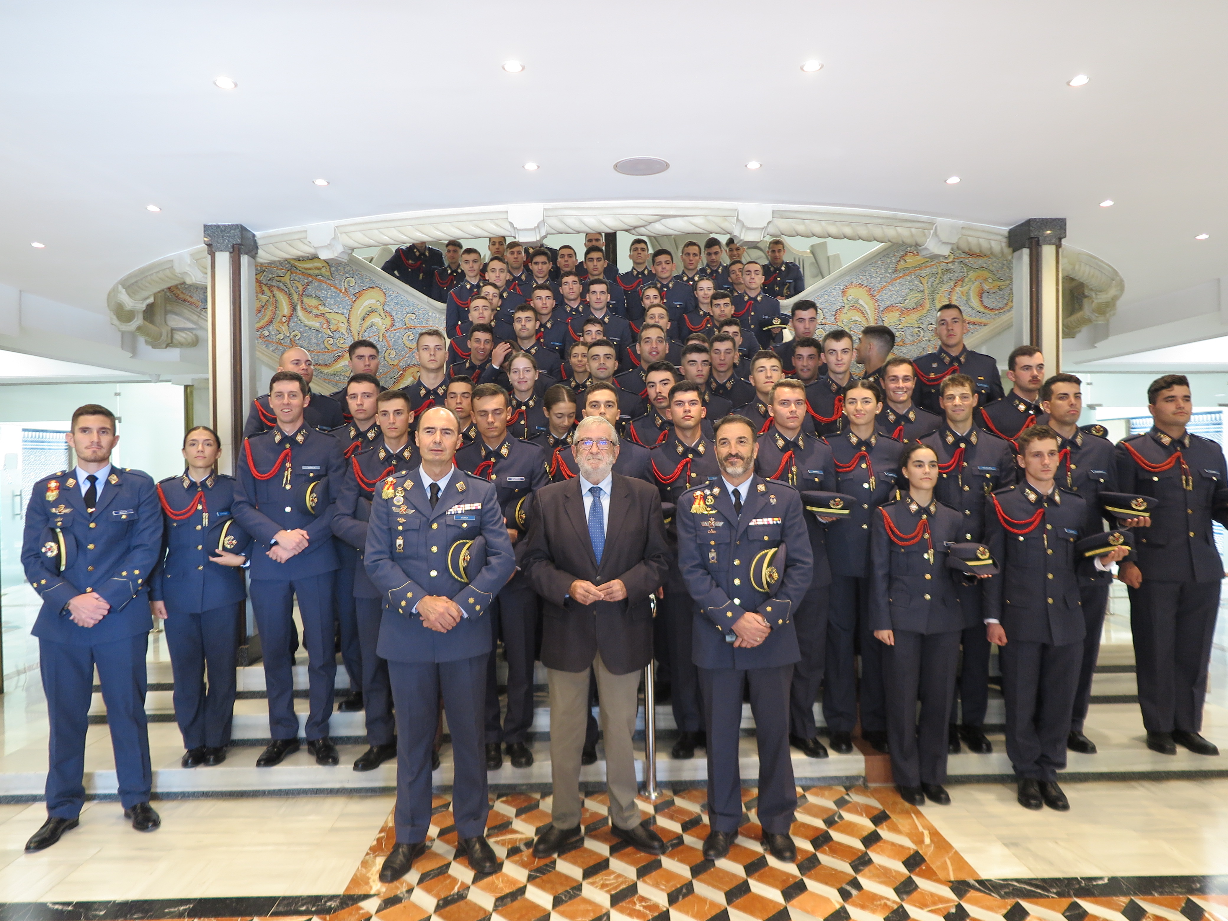 La Asamblea Regional recibe la visita de la LXXVII promoción de alumos cadetes de la A.G.A.