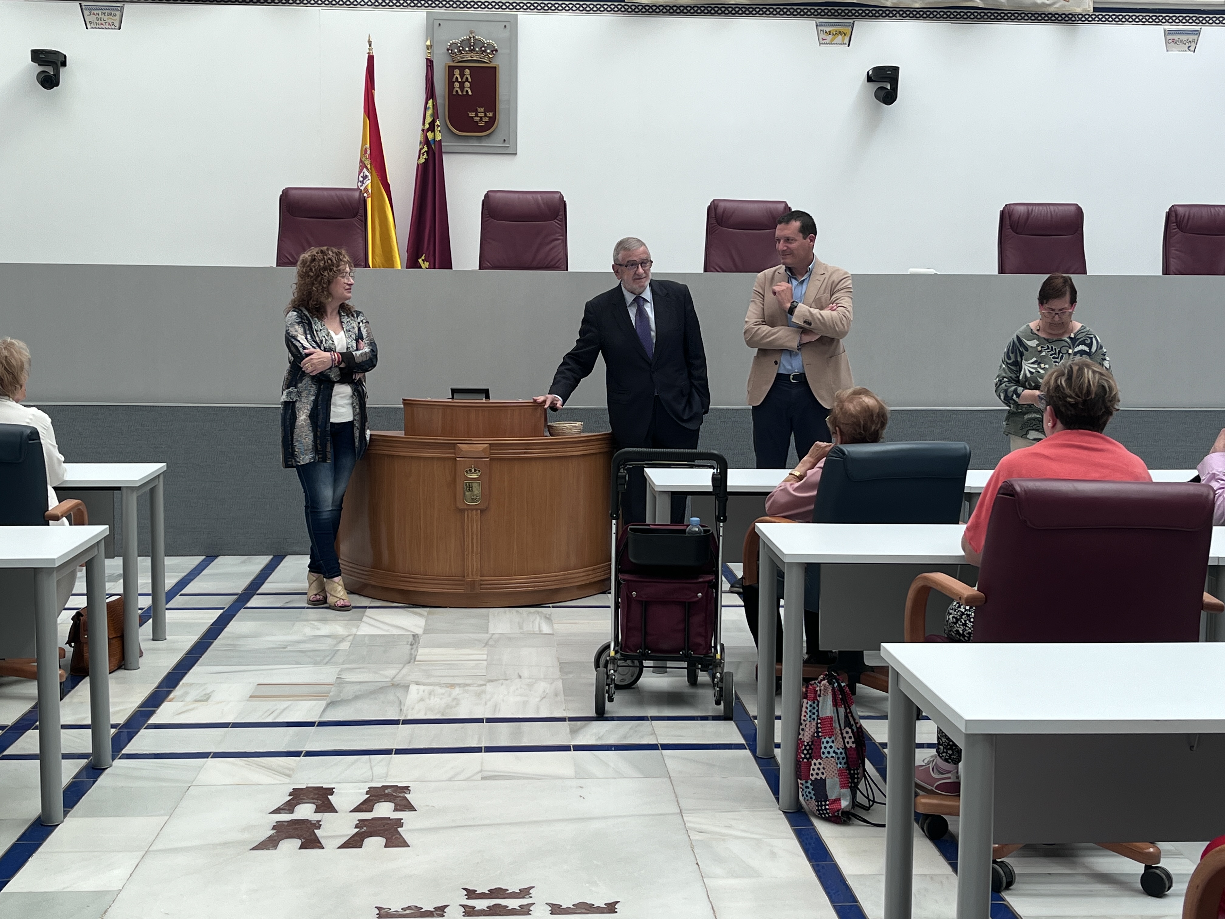 La Asociación de Amas de Casa, Consumidores y Usuarios de Totana visita la Asamblea Regional