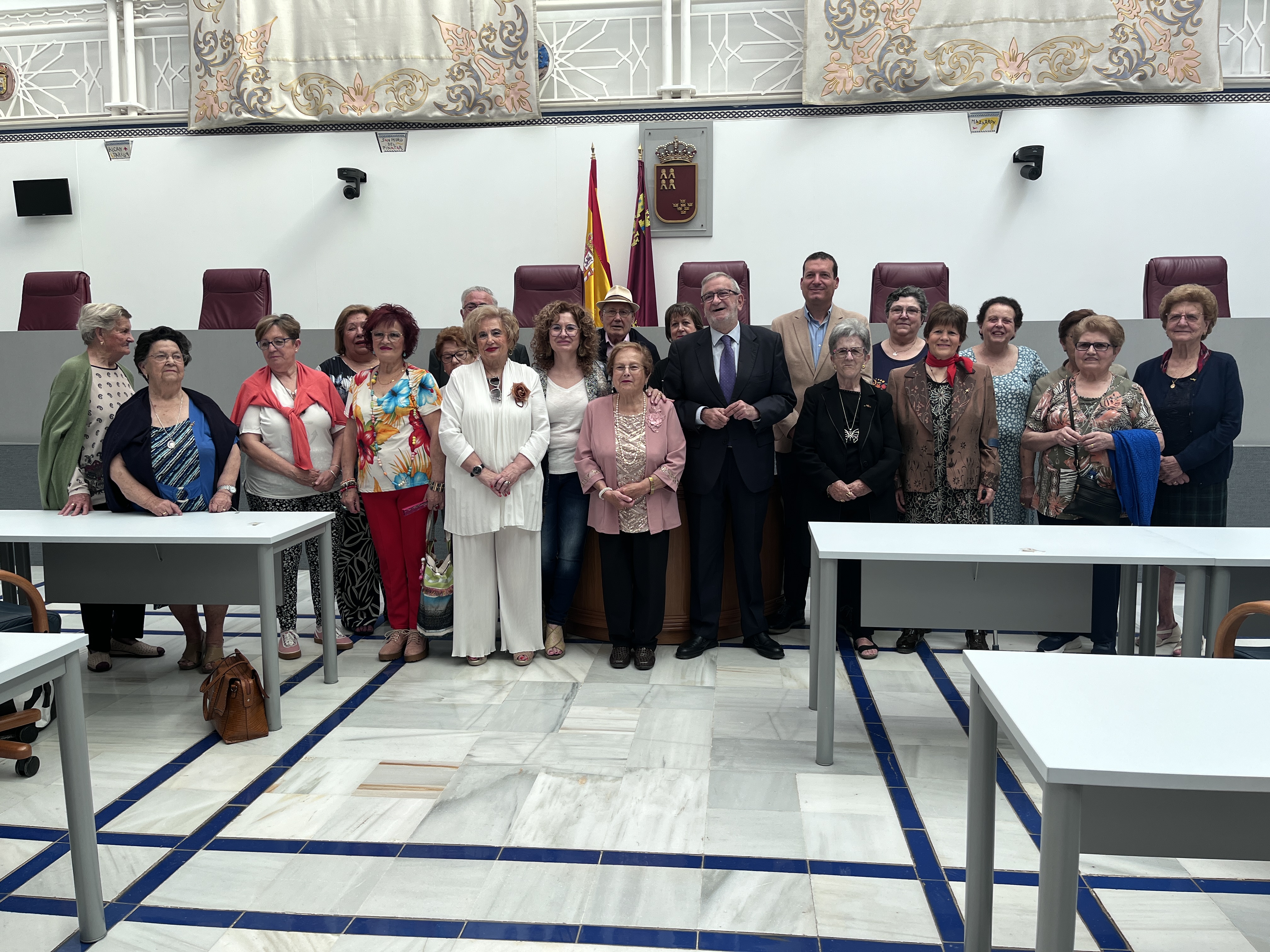 La Asociación de Amas de Casa, Consumidores y Usuarios de Totana visita la Asamblea Regional