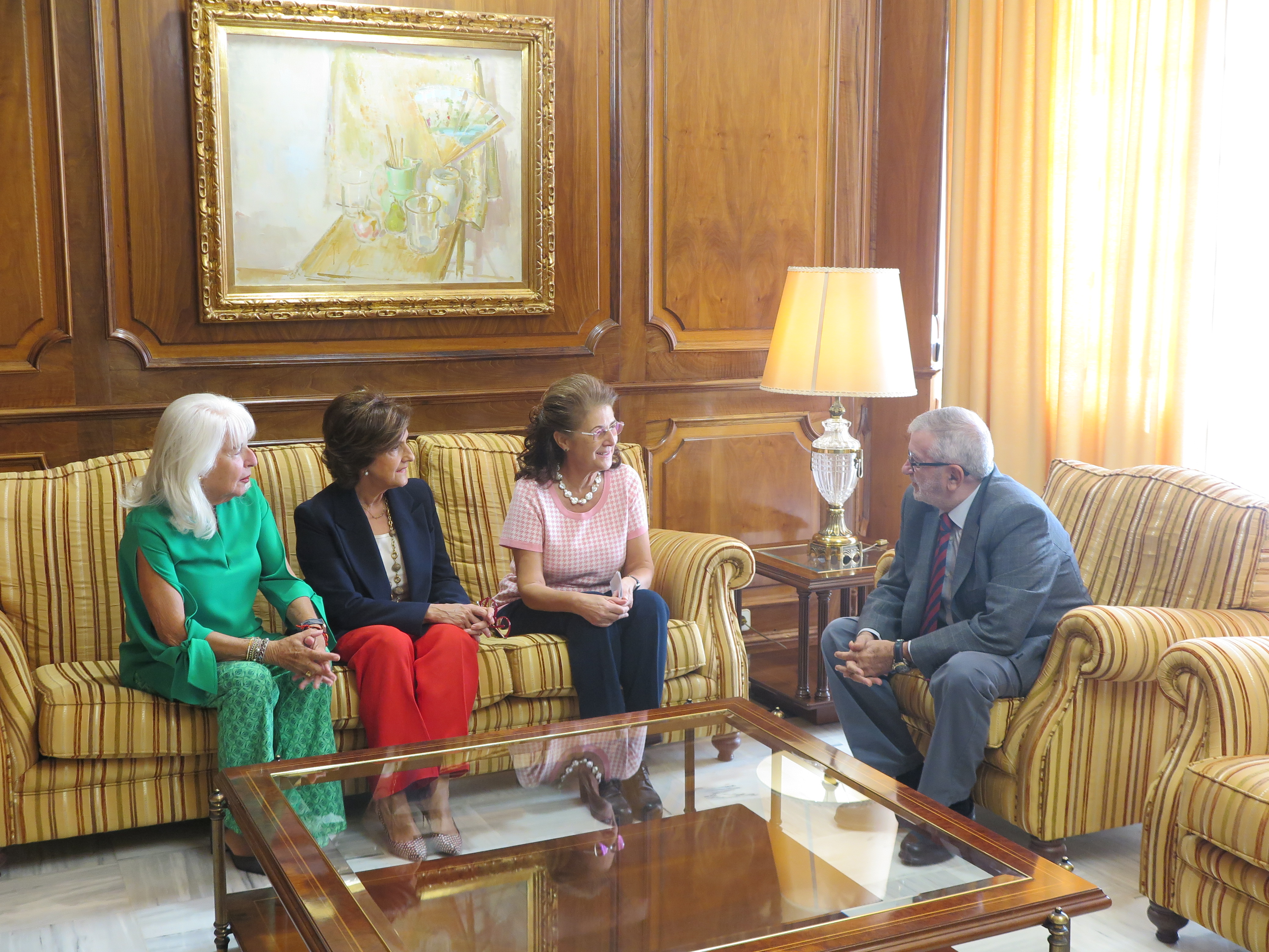 Miembros de la Academia de Farmacia con el presidente de la Asamblea Regional