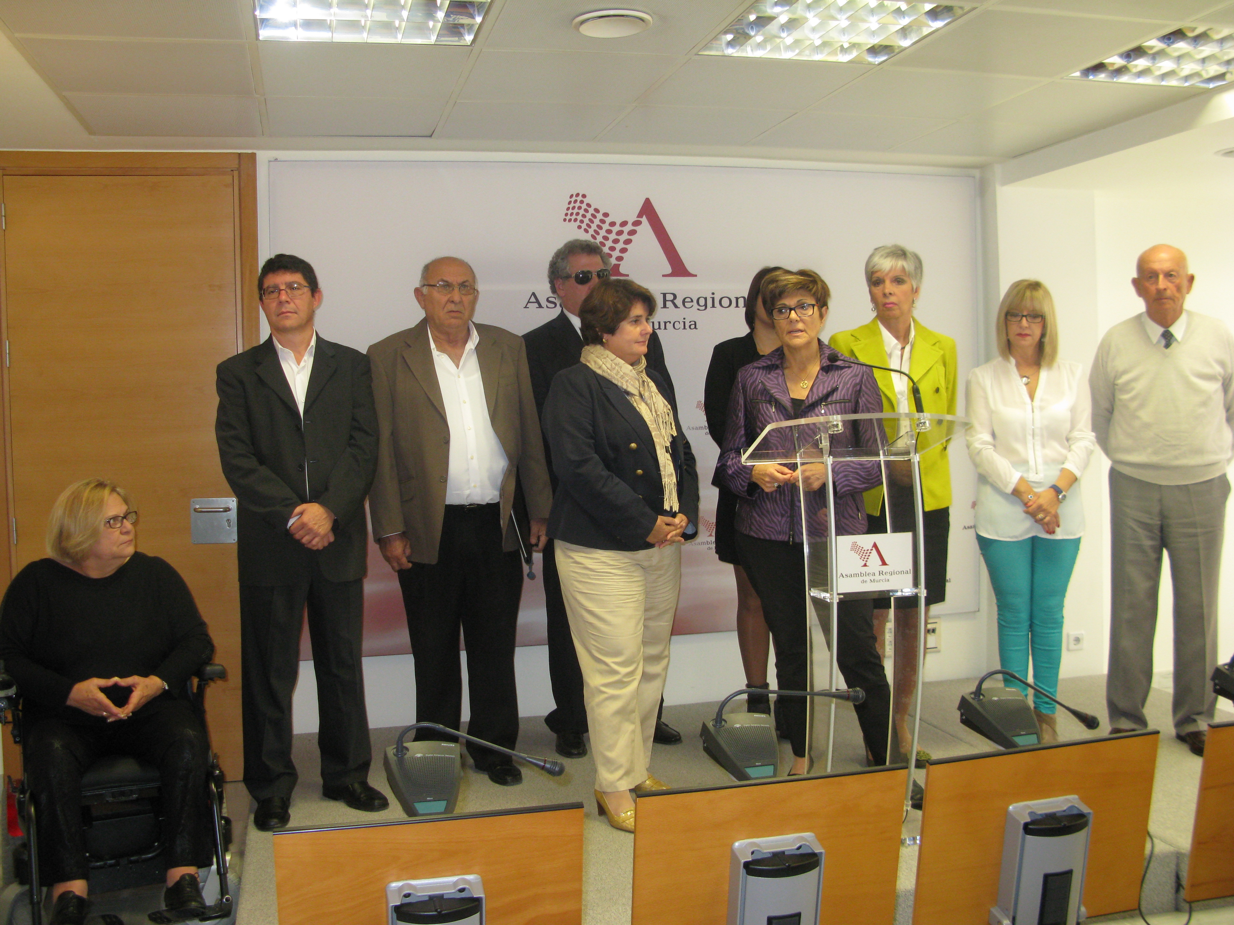 La presidenta de la Asamblea Regional, Rosa Peñalver, y Pilar Morales presidenta de CERMI haciendo declaraciones, junto con el resto de miembros del Comité Español de Representantes de Personas con Discapacidad de la Región de Murcia.