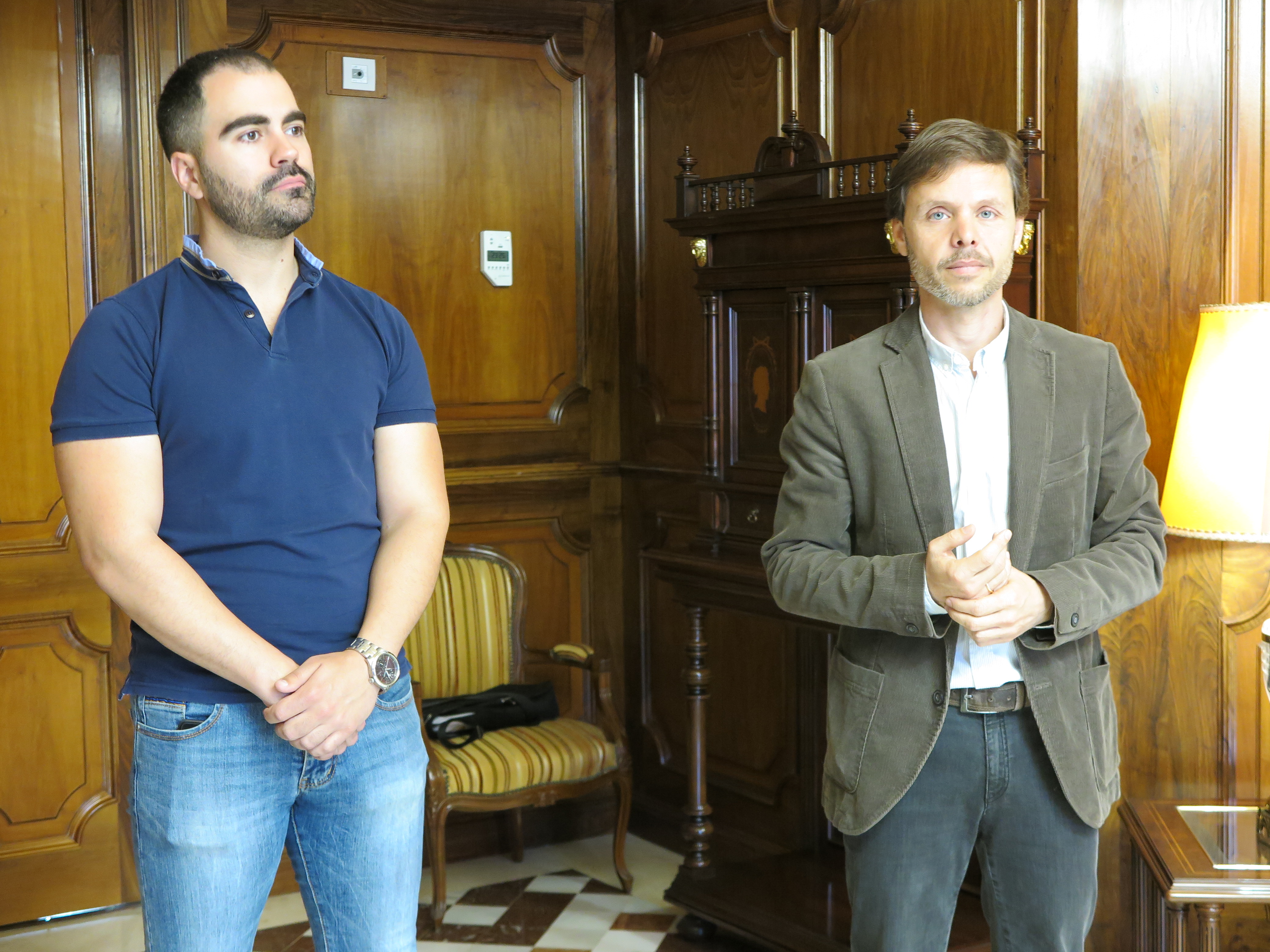 El presidente de la Asamblea Regional, Alberto Castillo, recibe a Carlos Molina, presidente del Certamen Internacional de Tunas del Barrio del Carmen, y a Vicente Nieto, vocal de programación del festival