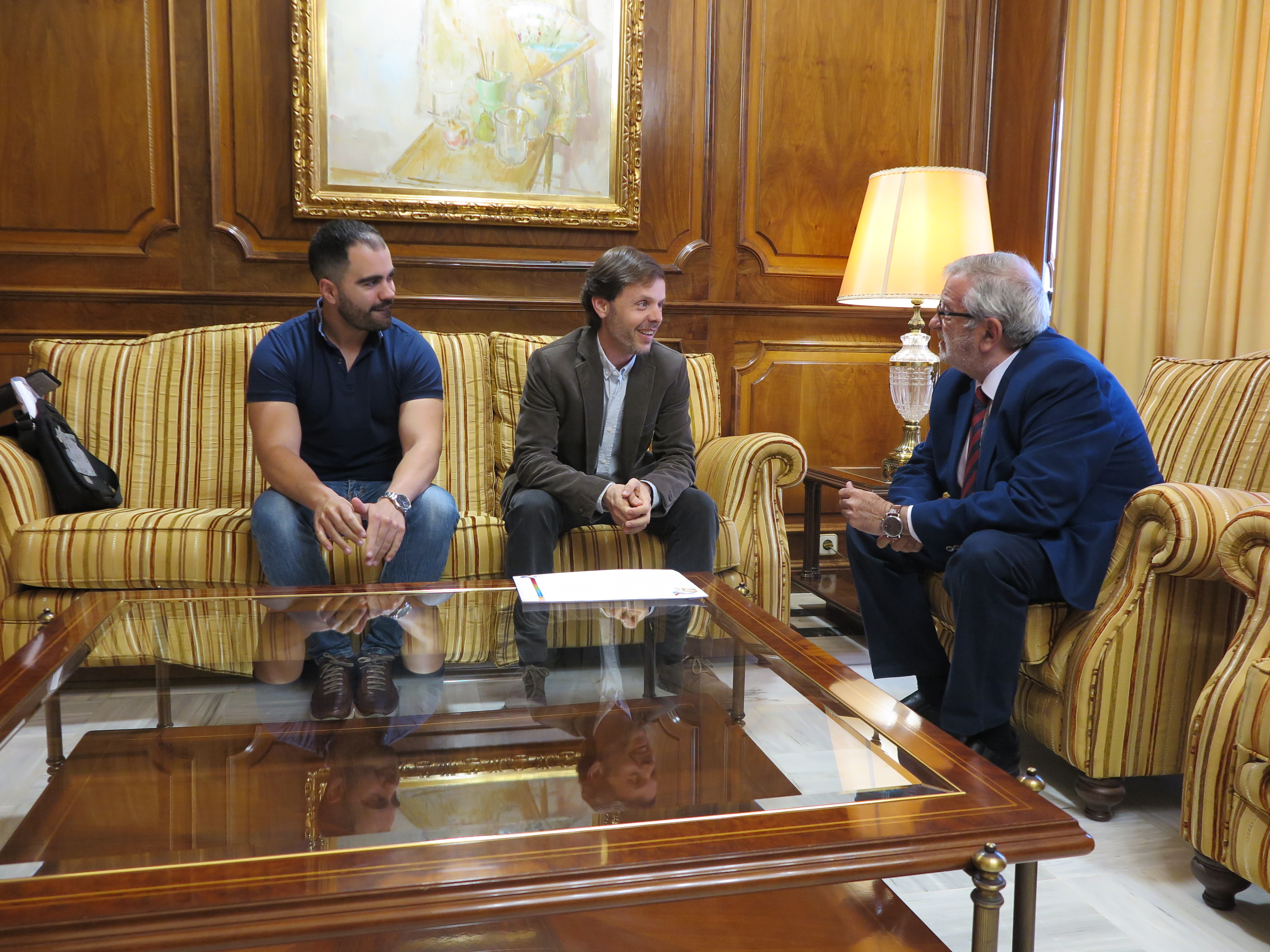 El presidente de la Asamblea Regional, Alberto Castillo, recibe a Carlos Molina, presidente del Certamen Internacional de Tunas del Barrio del Carmen, y a Vicente Nieto, vocal de programación del festival