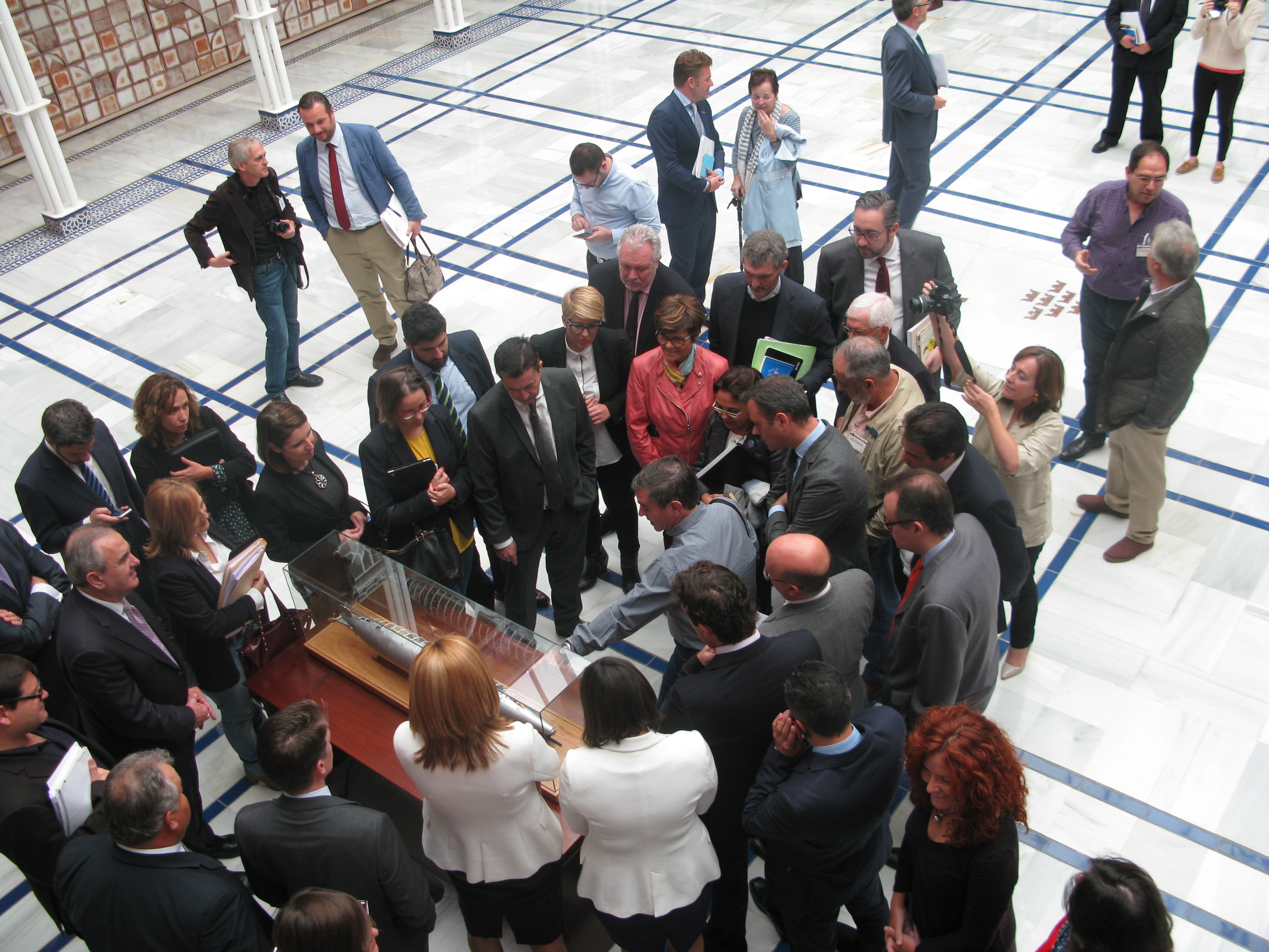 La presidenta de la Asamblea y la consejera de Cultura, diputados de los cuatro Grupos Parlamentarios y el autor de la maqueta del Submarino Peral, Juan Ignacio Chacón