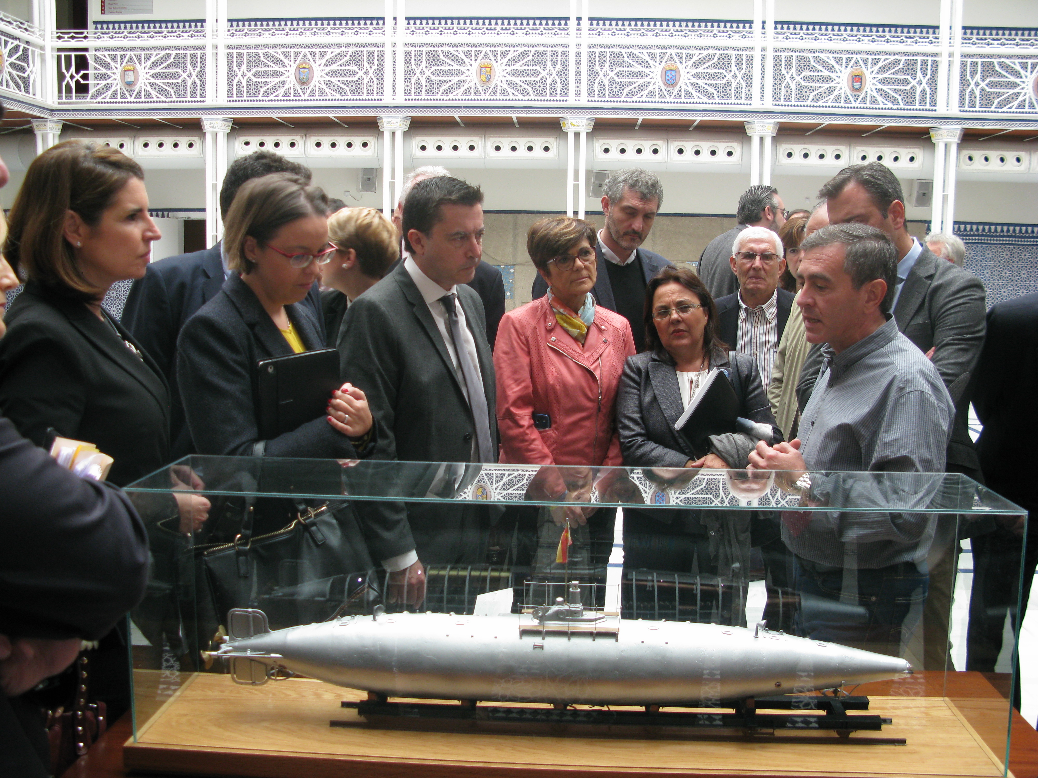 La presidenta de la Asamblea y la consejera de Cultura, diputados de los cuatro Grupos Parlamentarios y el autor de la maqueta del Submarino Peral, Juan Ignacio Chacón