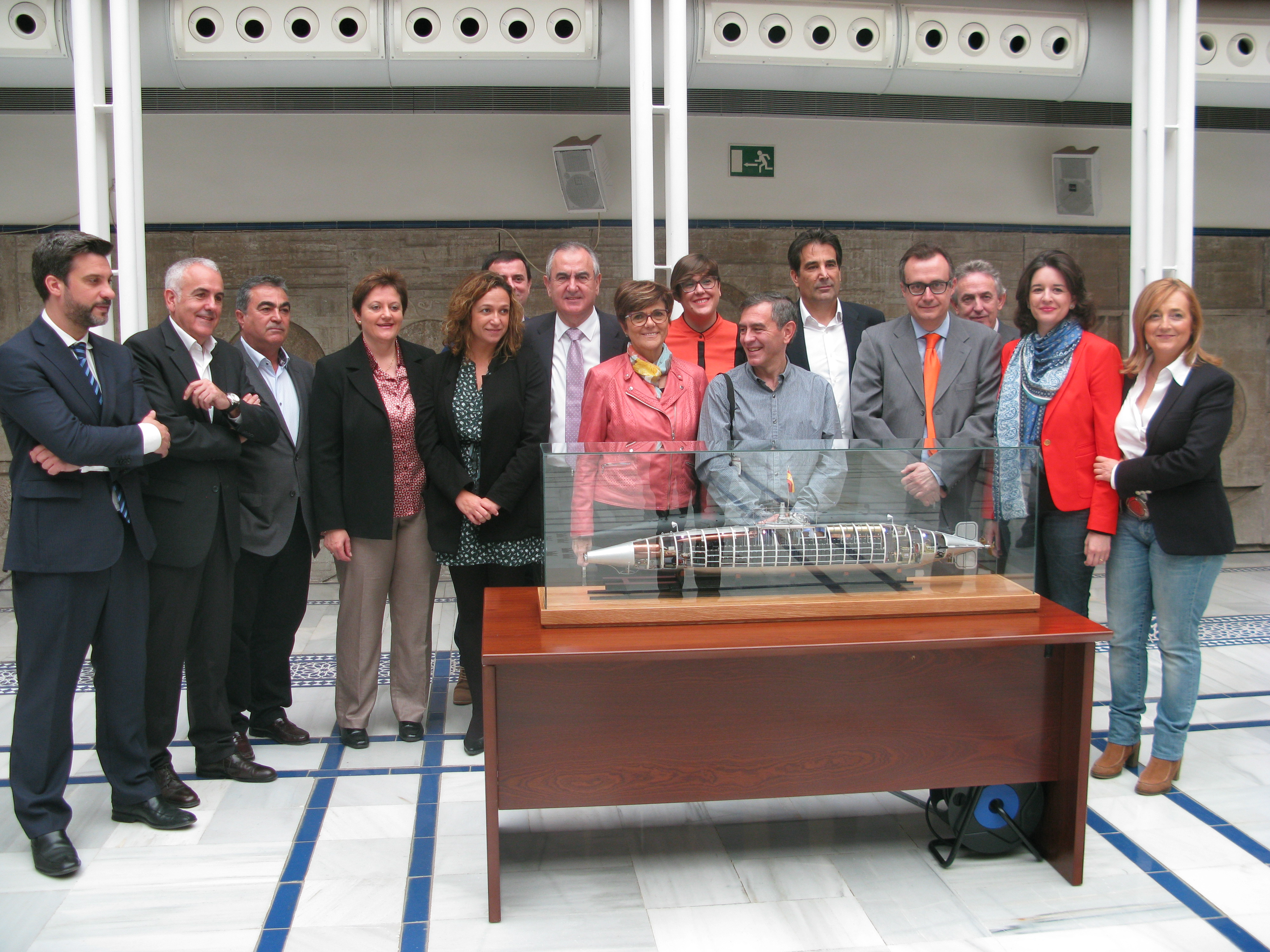 La presidenta de la Asamblea y diputados del Grupo Parlamentario Socialista posan con Juan Ignacio Chacón, autor de la maqueta.