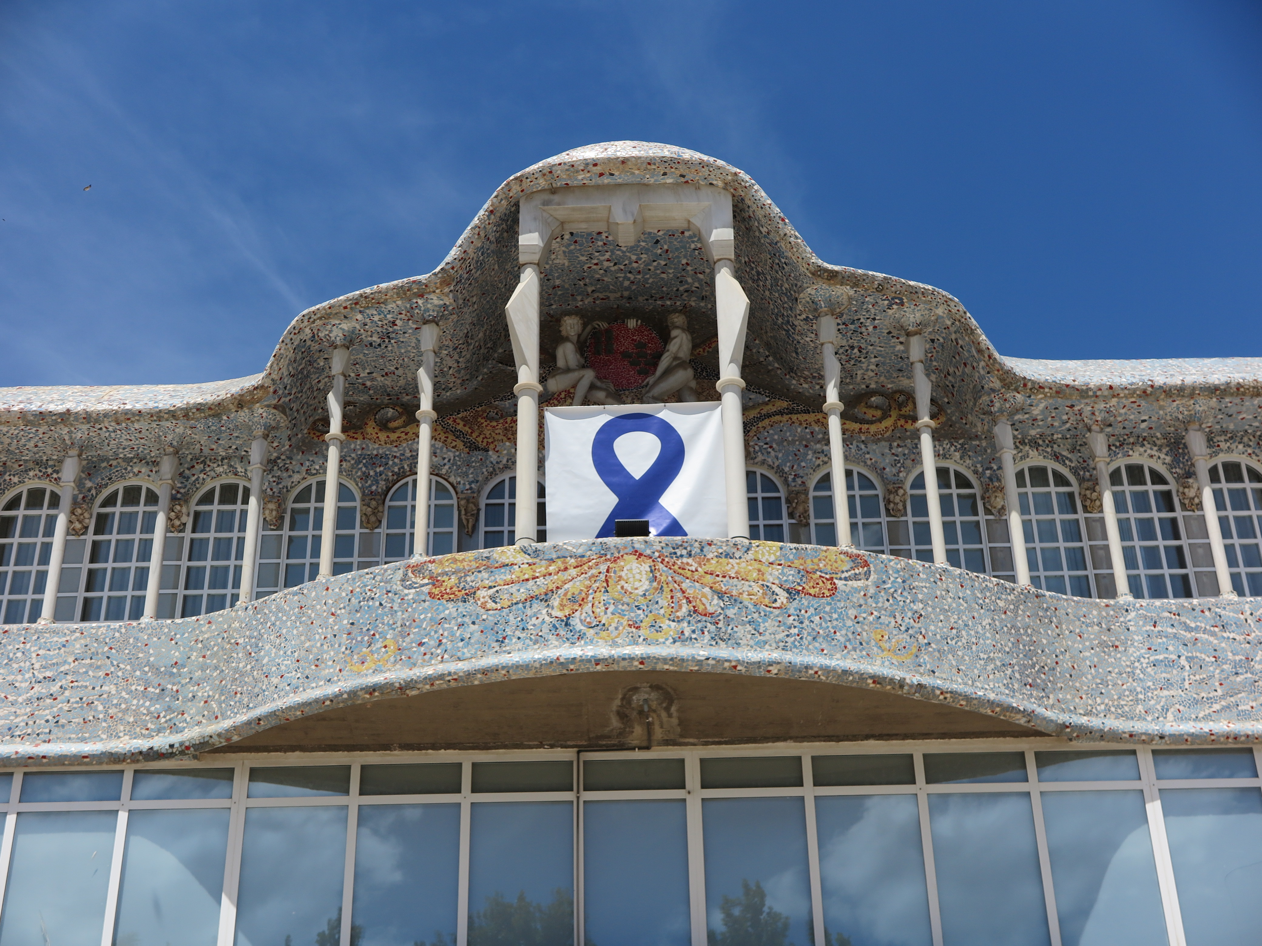 La Asamblea Regional luce un gran lazo azul con motivo del Día Internacional de la Fibromialgia y el SFC