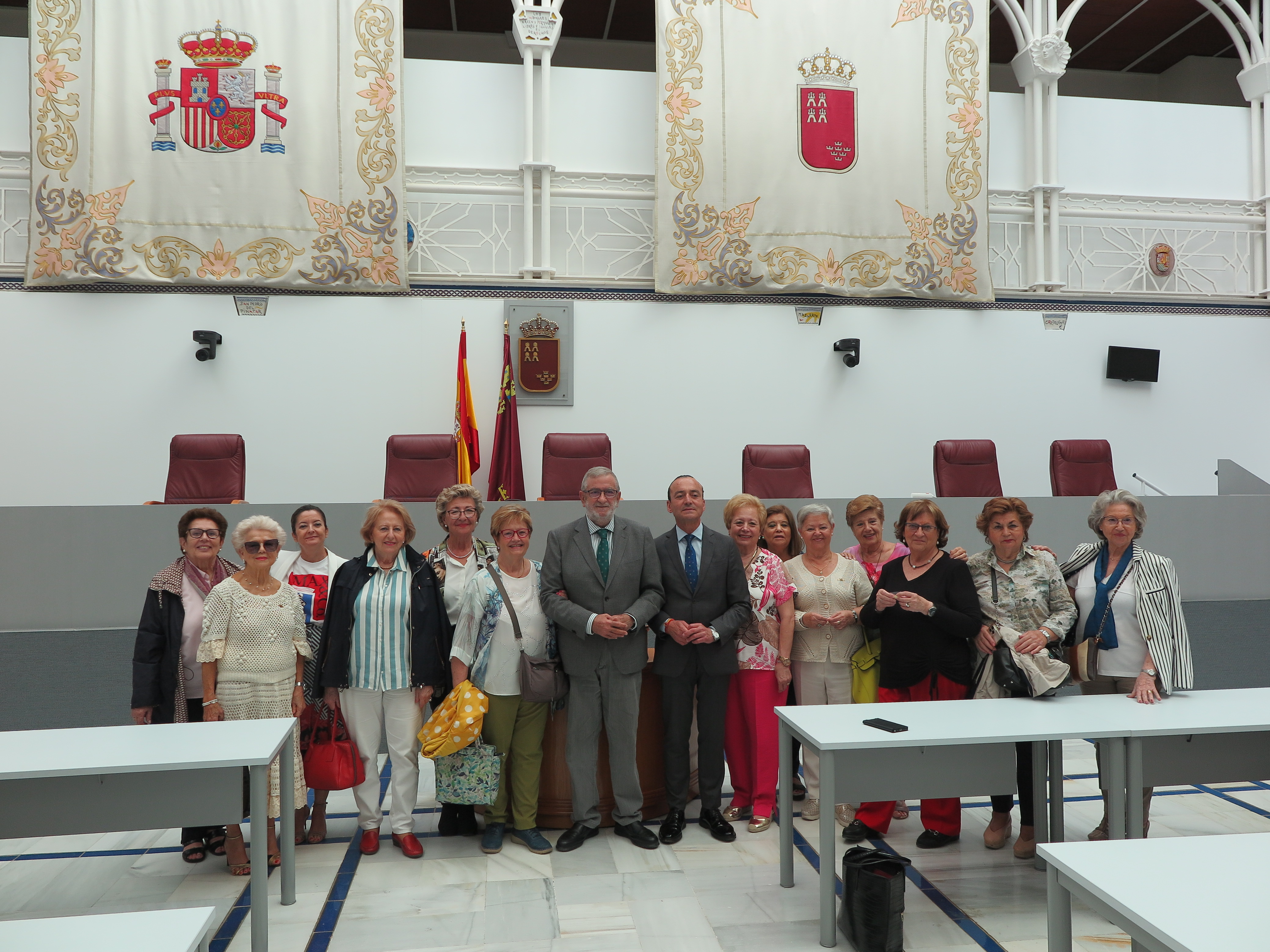 La Asociación de Viudas Salzillo de Murcia visita la Asamblea Regional