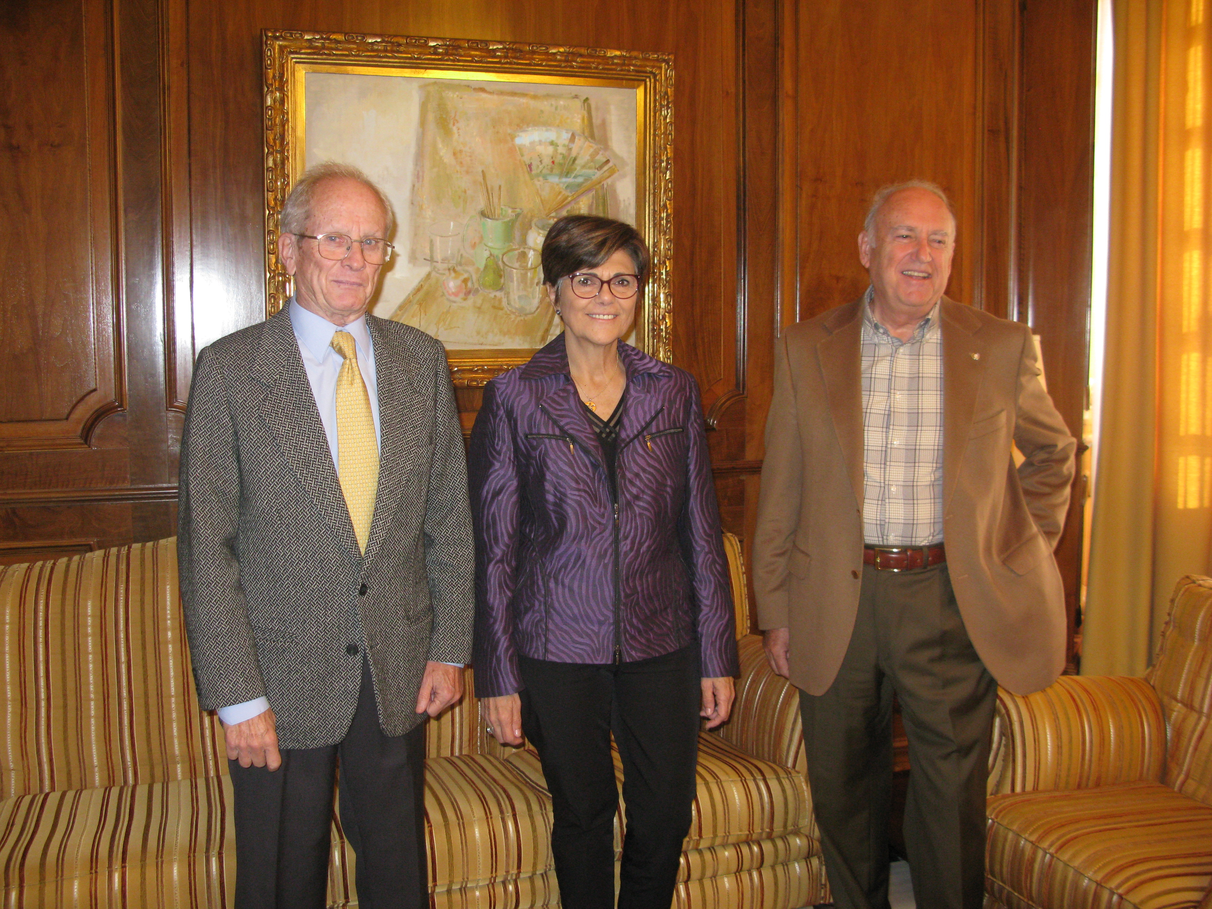 La presidenta de la Asamblea, Rosa Peñalver, con el presidente de UNICEF Murcia, Francisco Artés , y Francisco Alcáraz, de UNICEF Cartagena.
