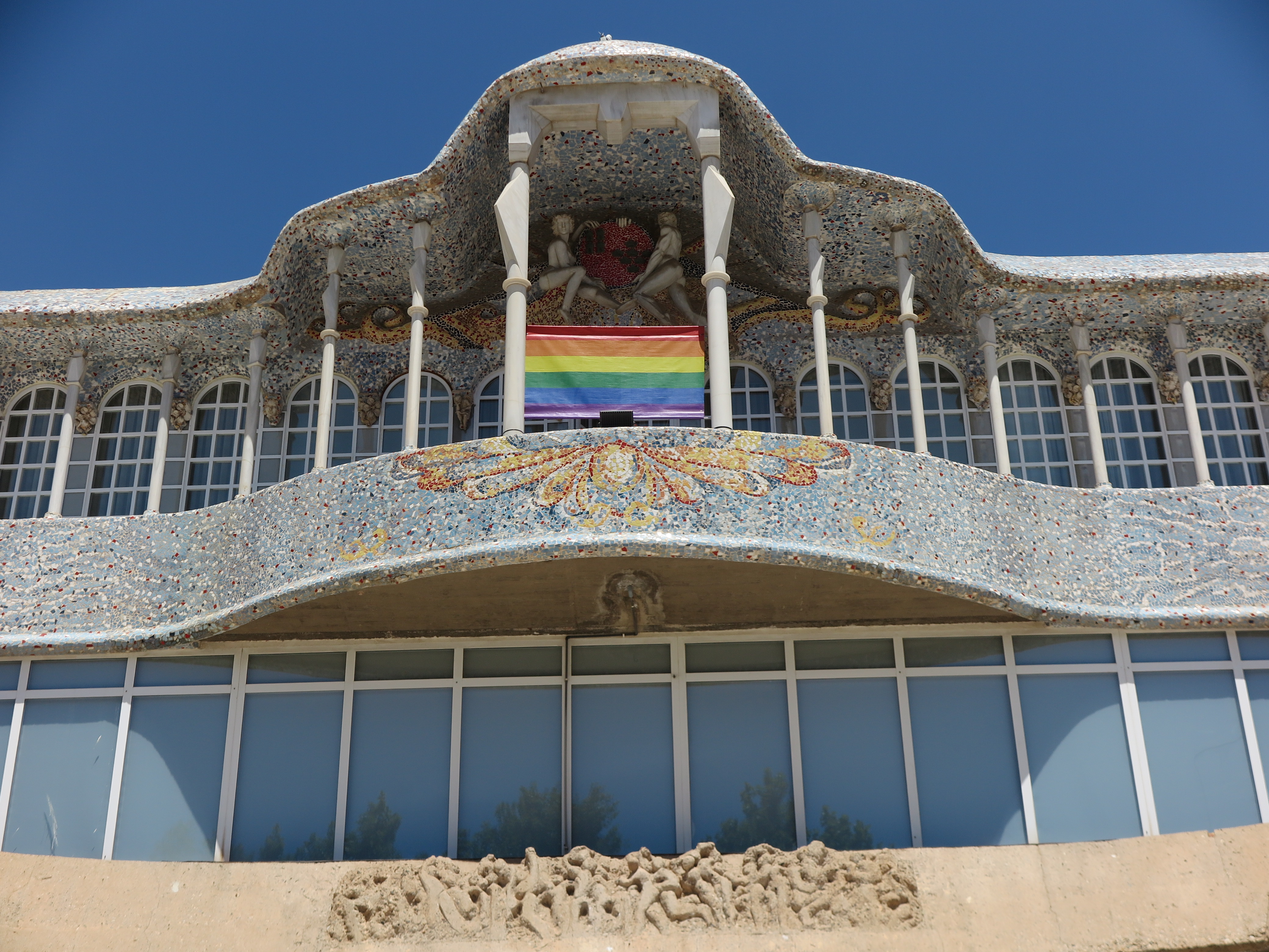A Asamblea Regional exhibe la pancarta arcoiris con motivo del Día Internacional contra la Homofobia, la Transfobia y la Bifobia