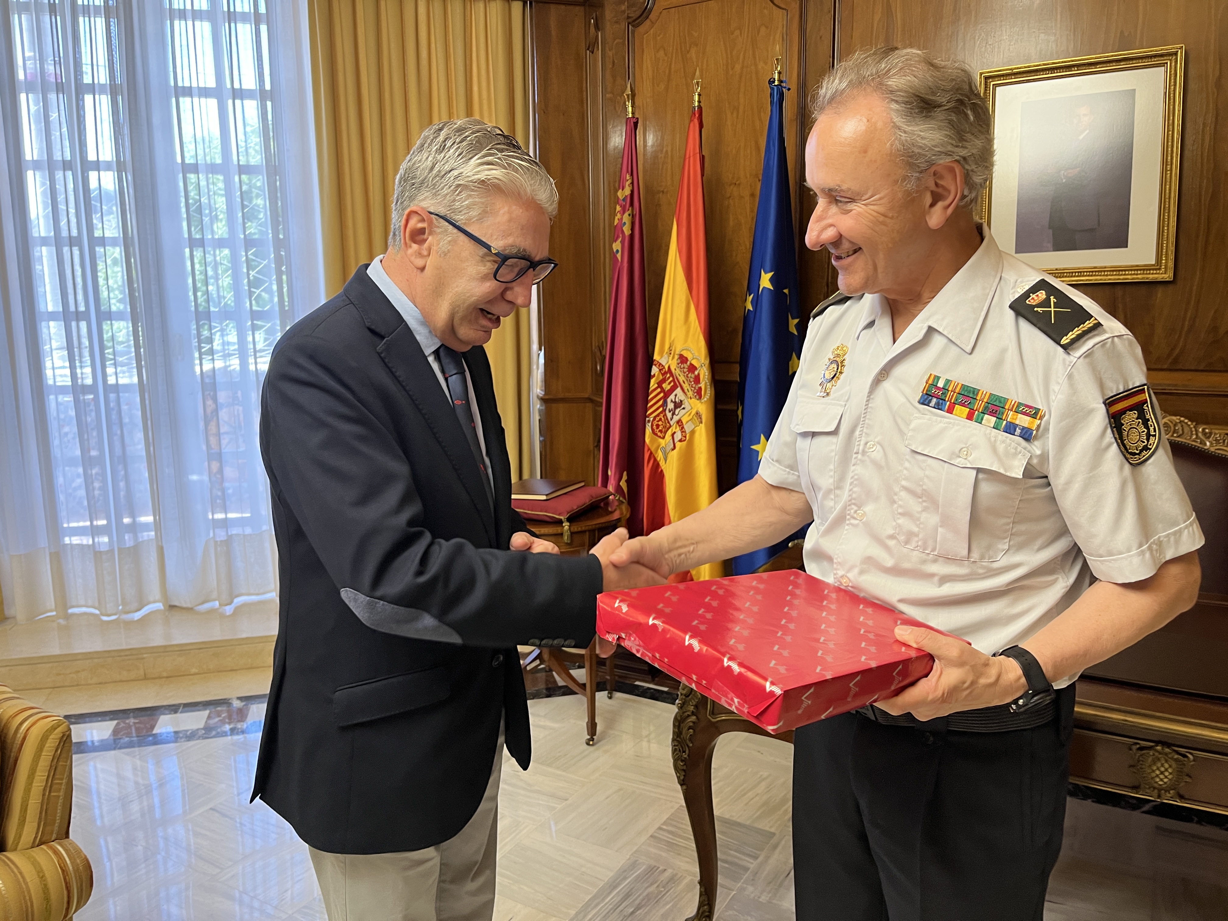 Visita institucional del Comisario Principal de la Jefatura Superior de Policía de la Región de Murcia, Alfonso Navarro.