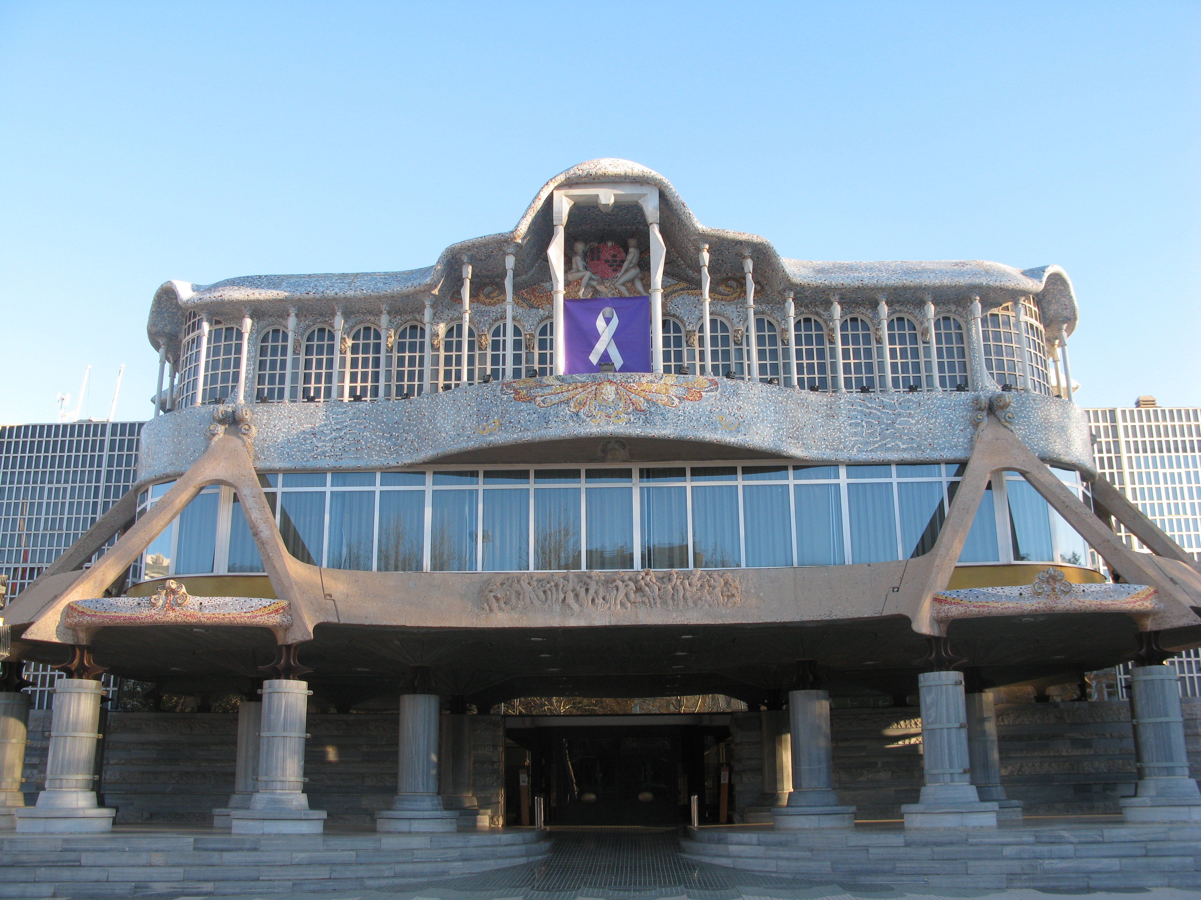 Fachada de la Asamblea Regional con el lazo blanco, simbolo contra la violencia machista.
