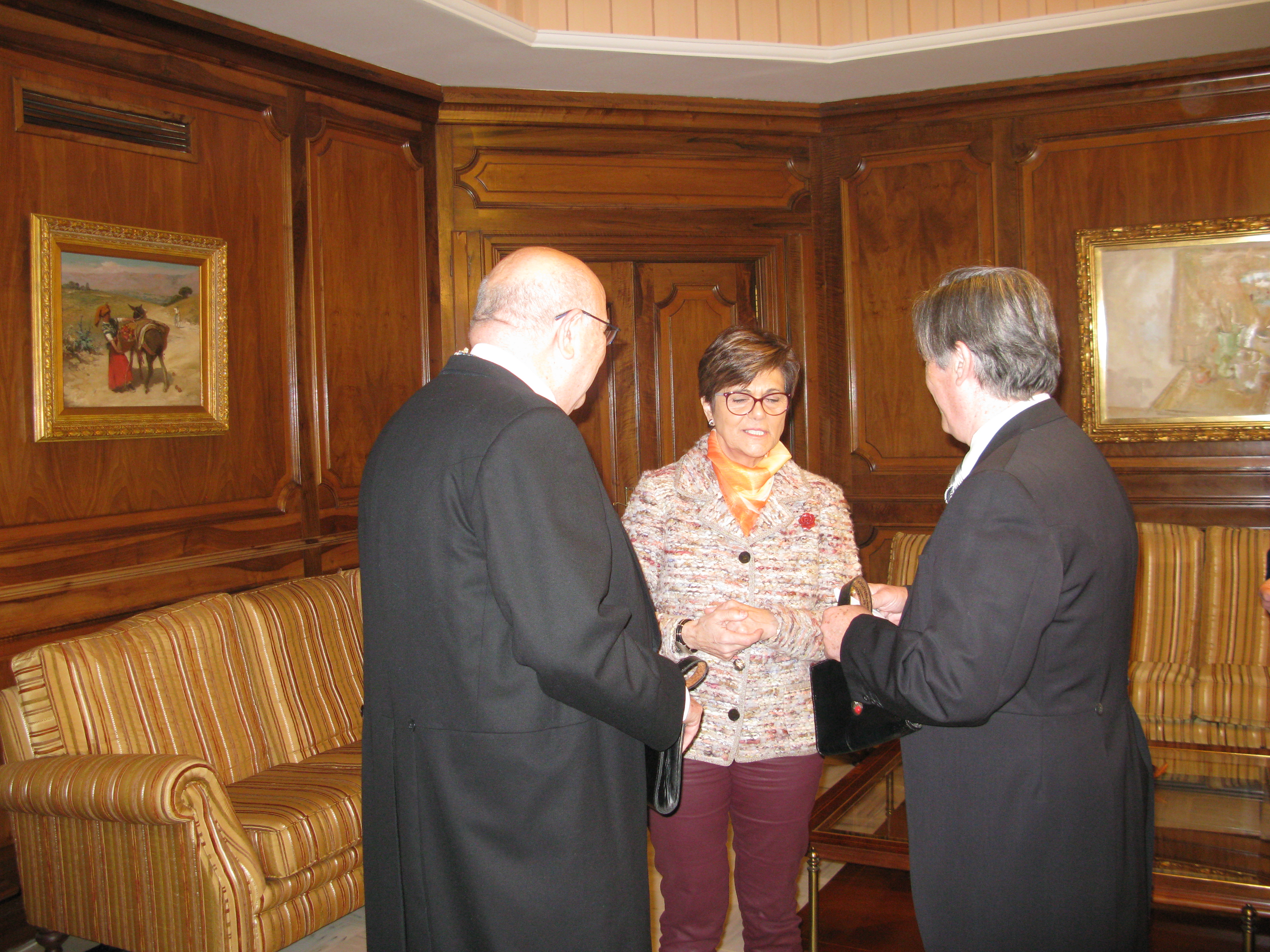 Joaquín Roca y José Vicente Albaladejo han recogido la tradicional 'capacha' de la Asamblea