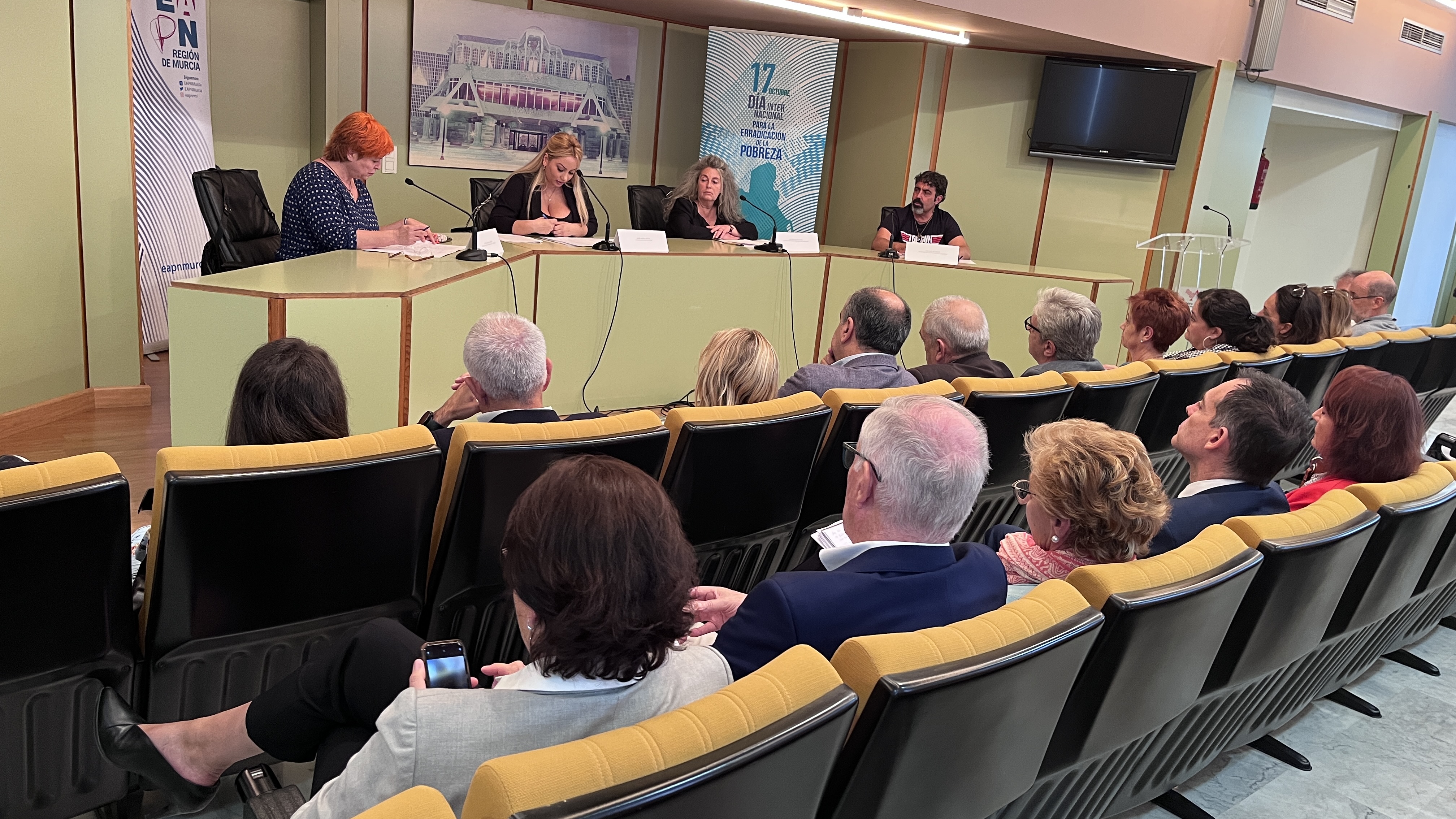 La EAPN RM se reúne con los representantes de los grupos parlamentarios