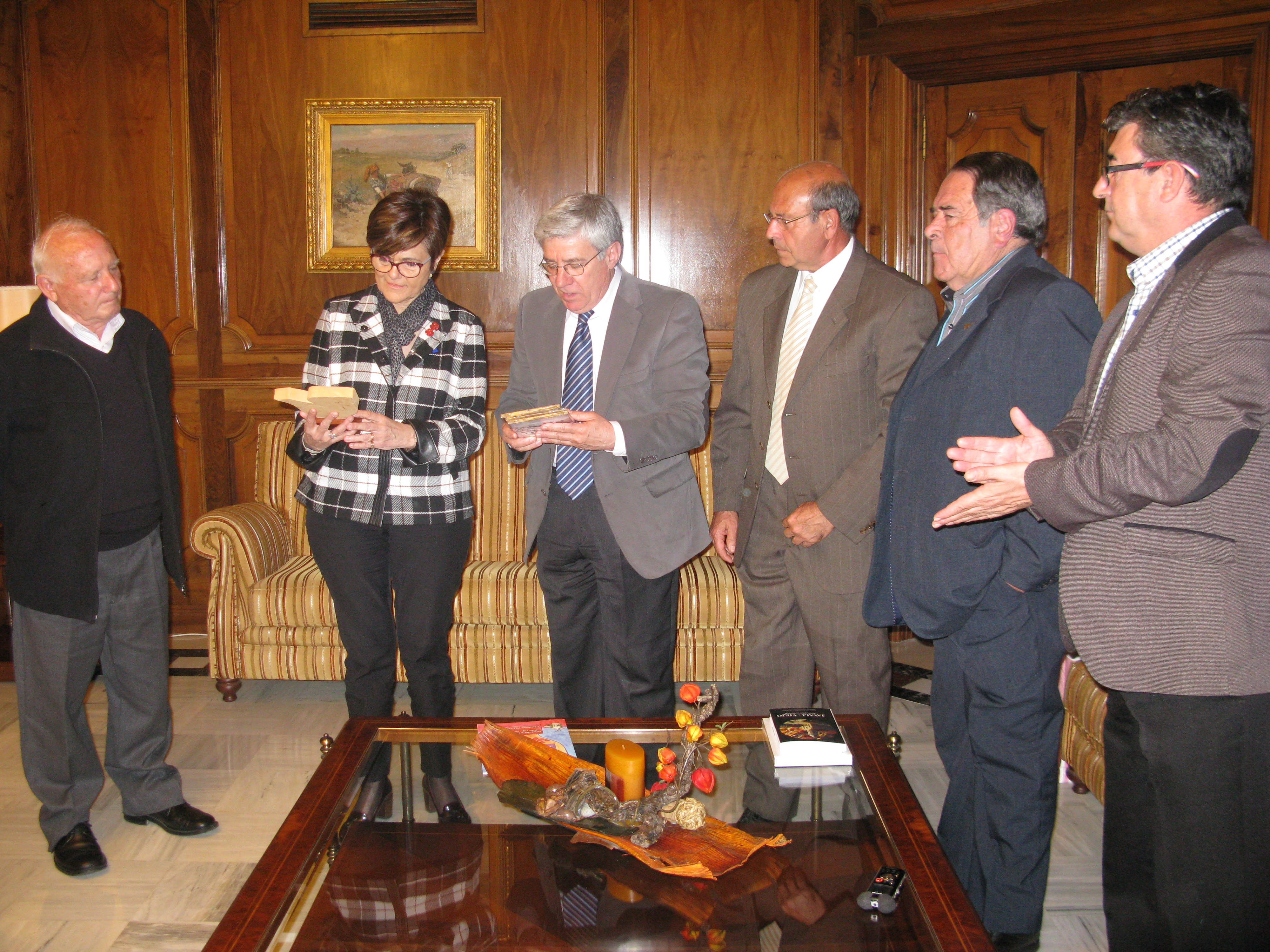 La presidenta de la Asamblea Regional, Rosa Peñalver, junto a miembros de Los Auroros de Javalí Viejo