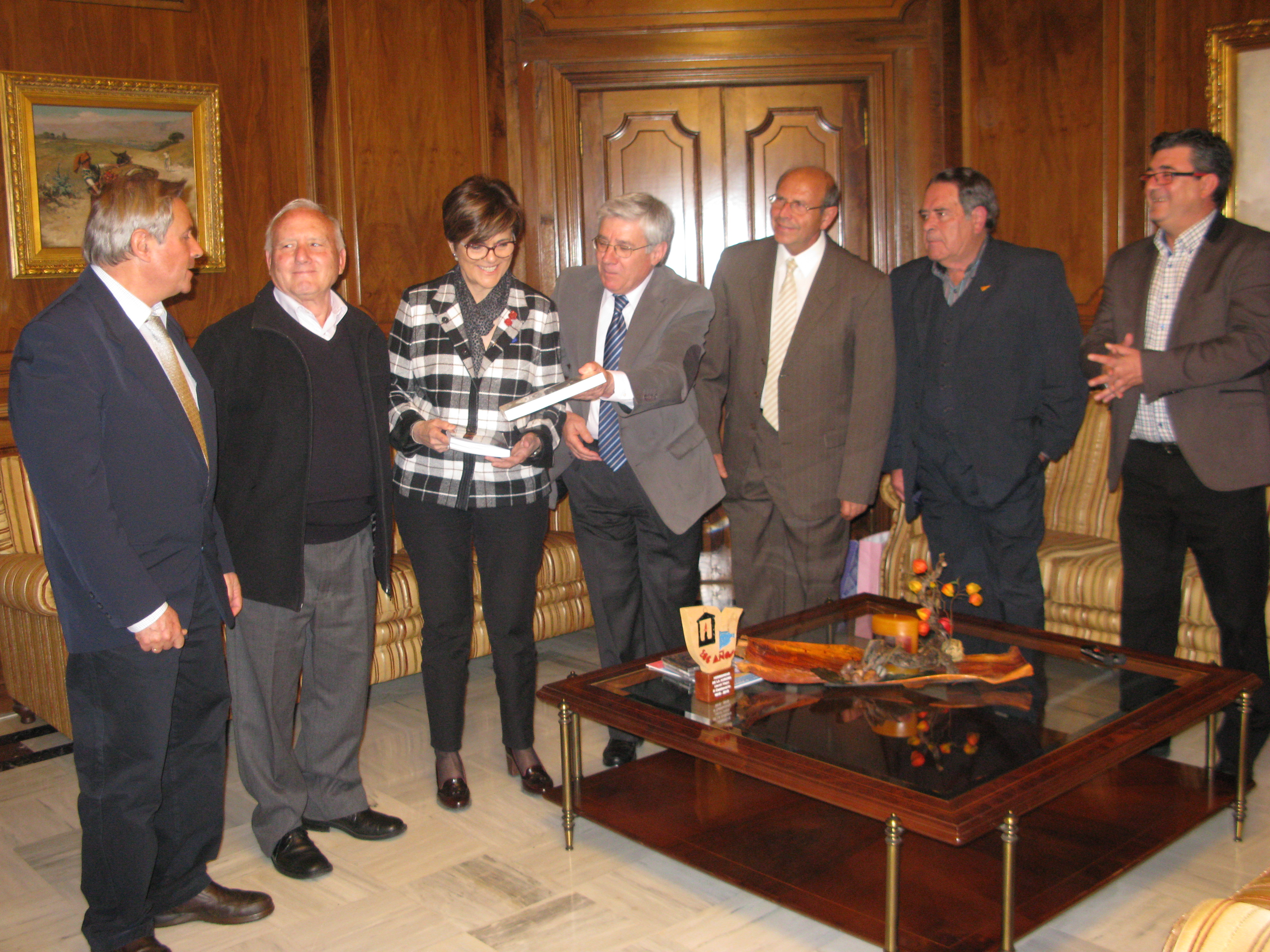 La presidenta de la Asamblea Regional, Rosa Peñalver, junto a miembros de Los Auroros de Javalí Viejo