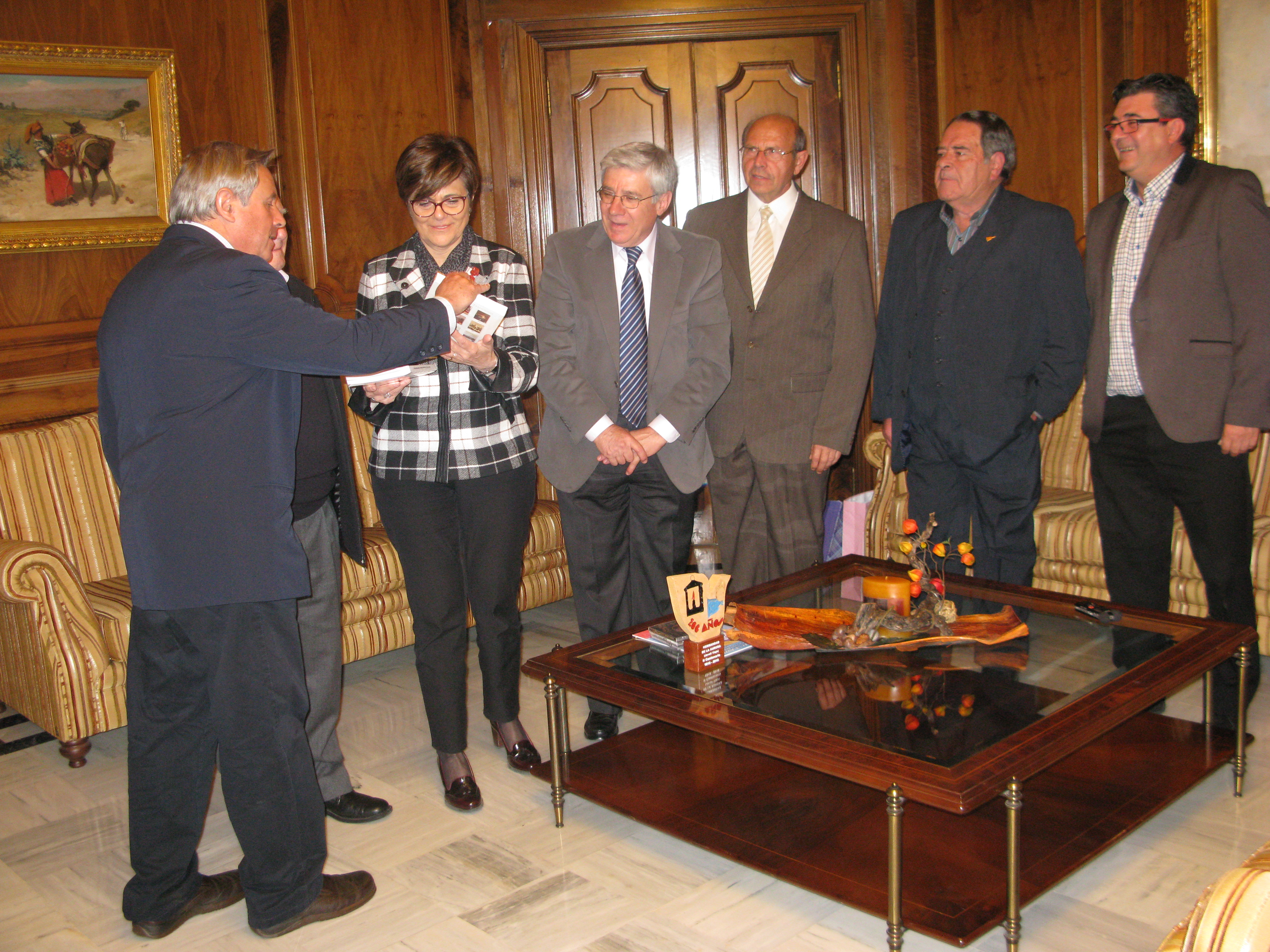 La presidenta de la Asamblea Regional, Rosa Peñalver, junto a miembros de Los Auroros de Javalí Viejo