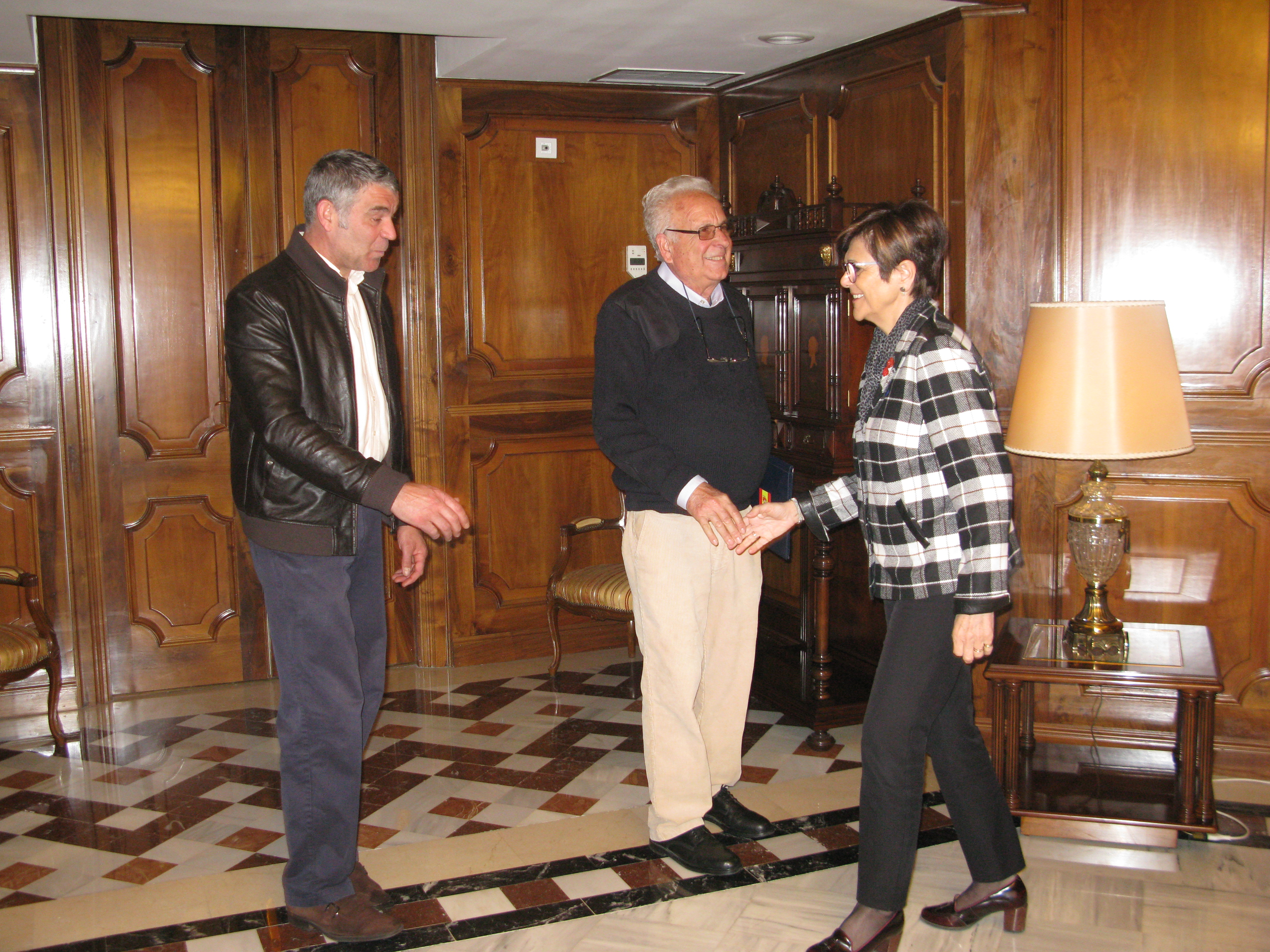 La presidenta de la Asamblea Regional, Rosa Peñalver, con los Amigos de la Atalaya