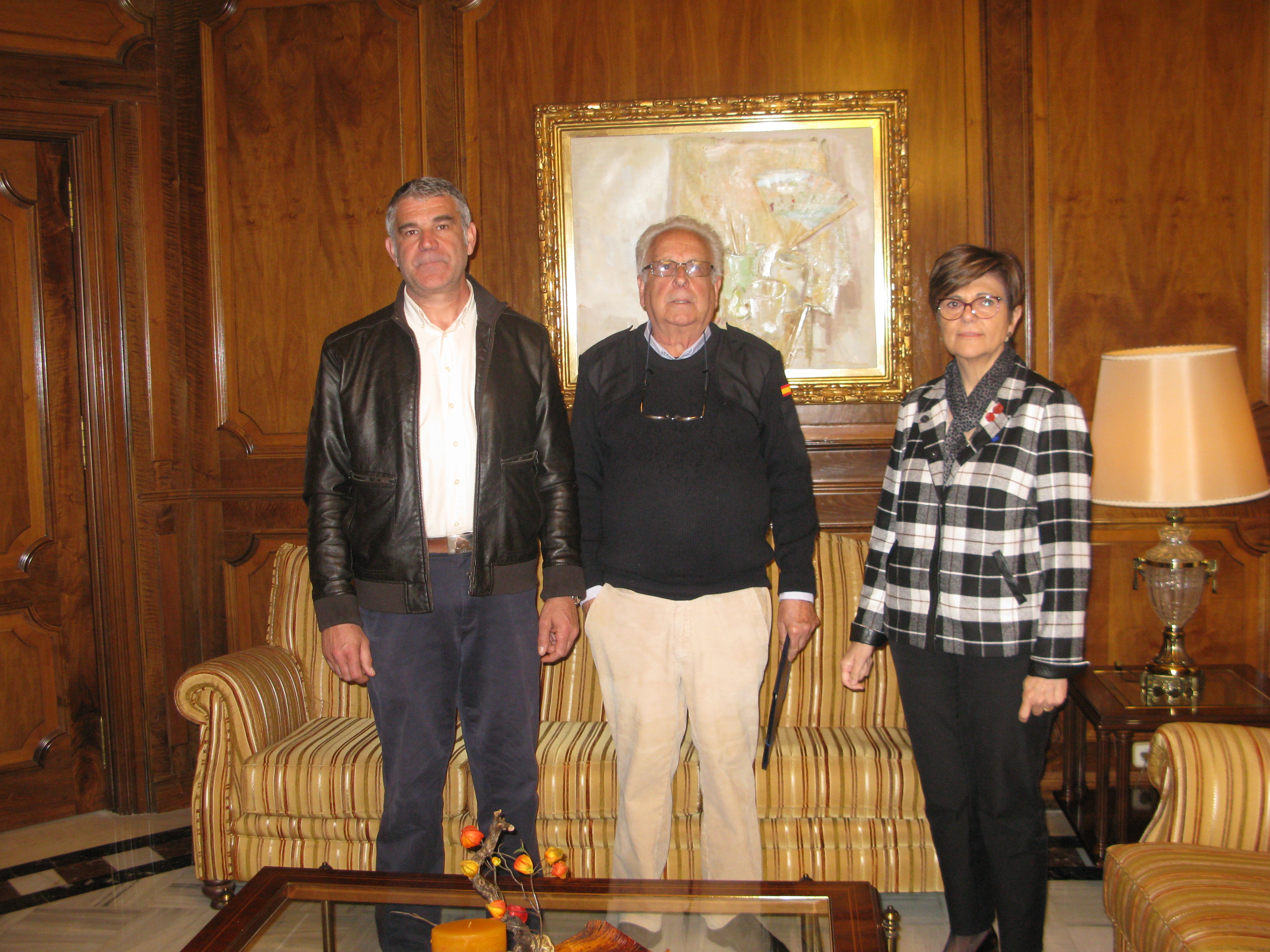 La presidenta de la Asamblea Regional, Rosa Peñalver, con los Amigos de la Atalaya