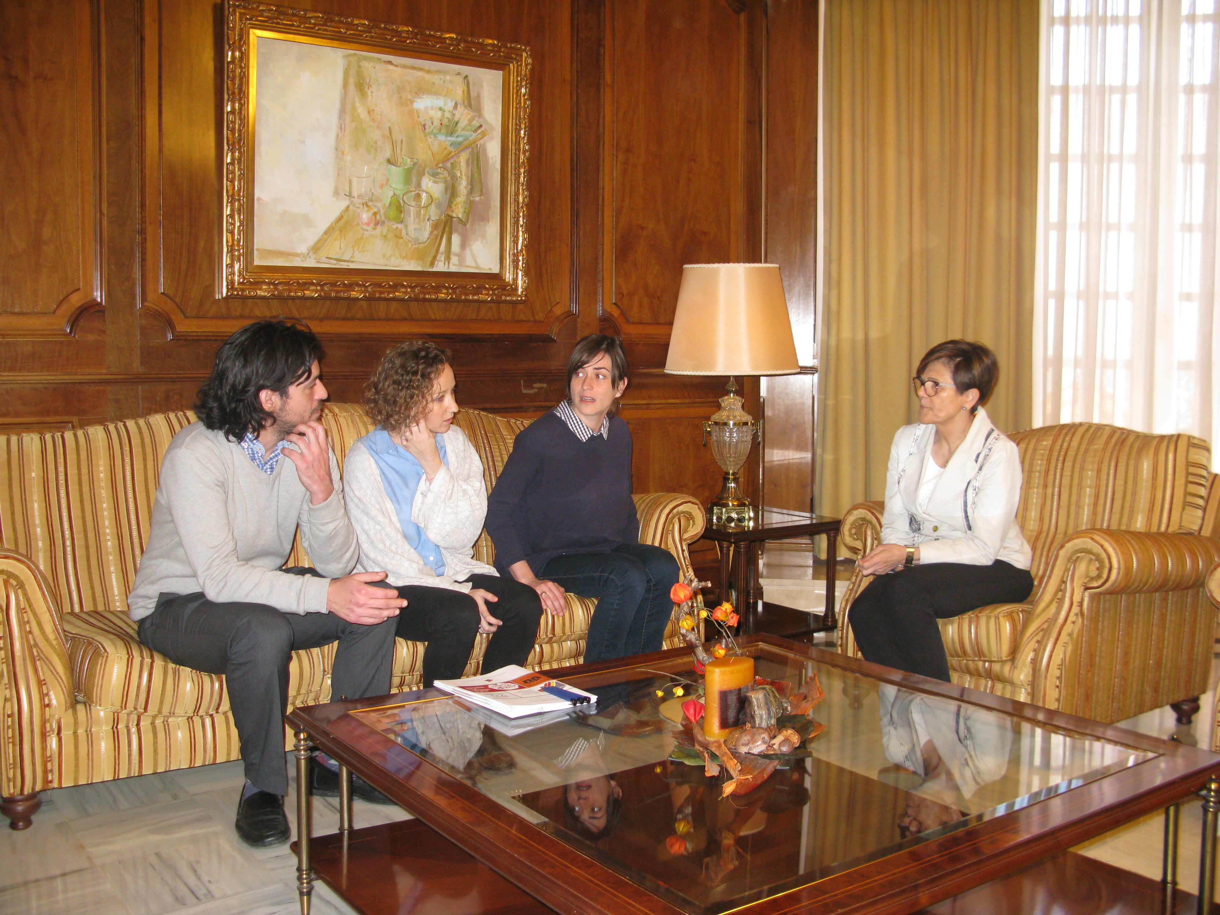 Representantes del Colegio Oficial de Trabajo Social han visitado a la presidenta de la Asamblea