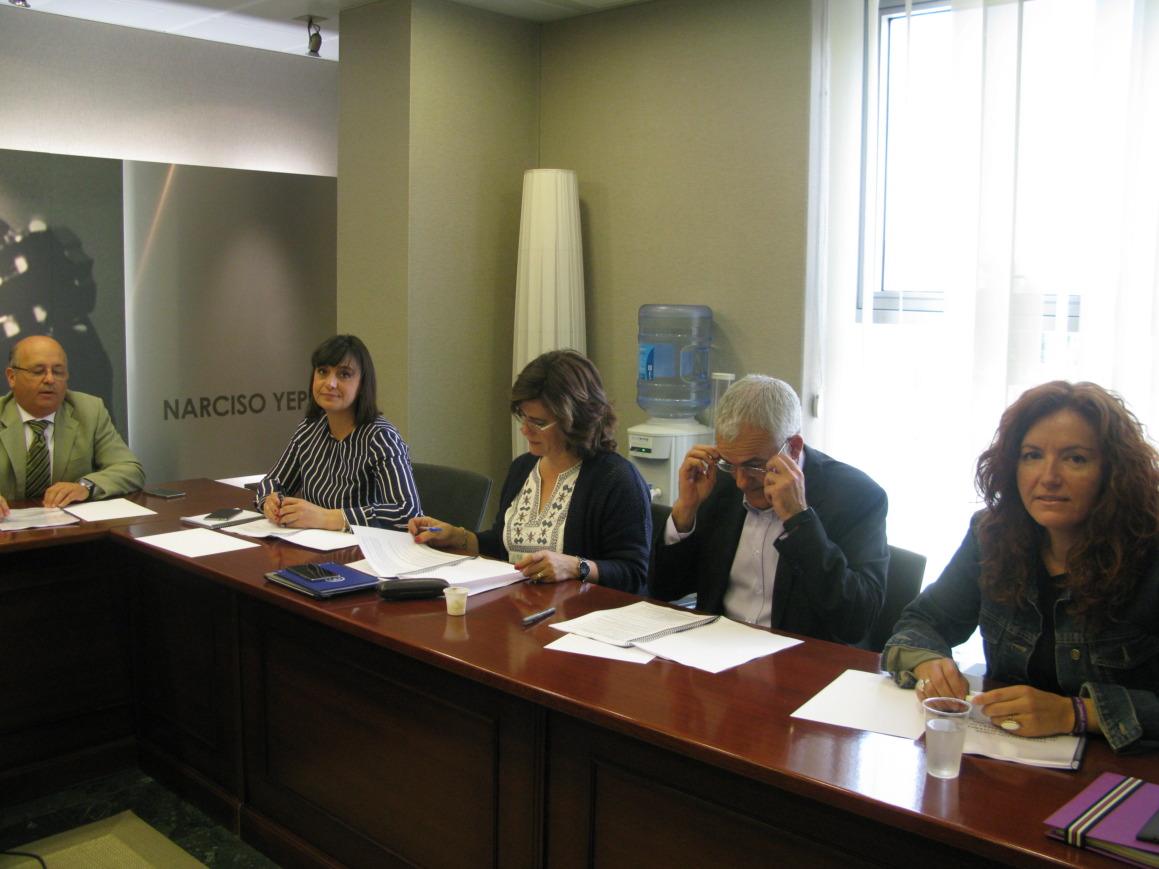 La Plataforma en defensa del Sistema Público de Servicios Sociales se reúne con los Grupos Parlamentarios