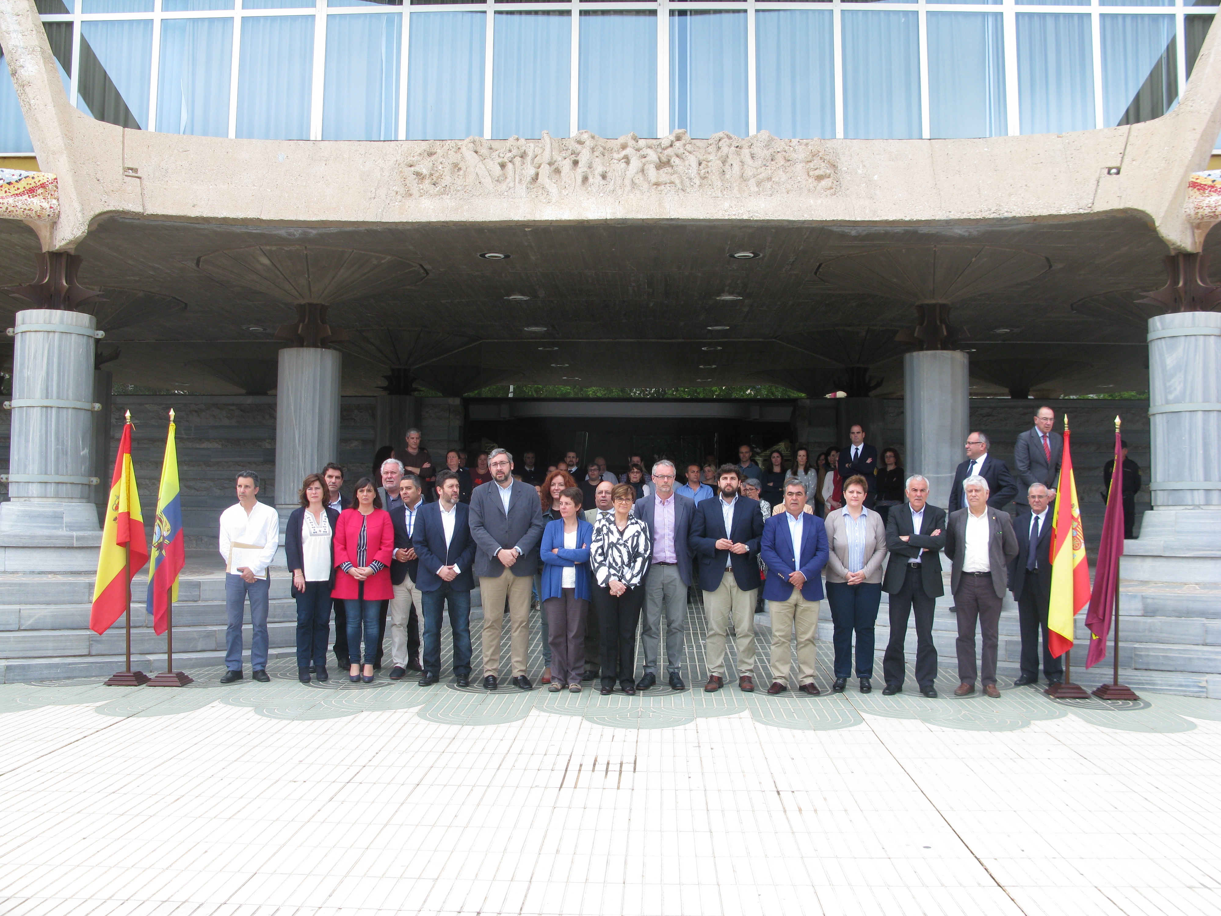 Diputados regionales y trabajadores de la Asamblea durante el minuto de silencio