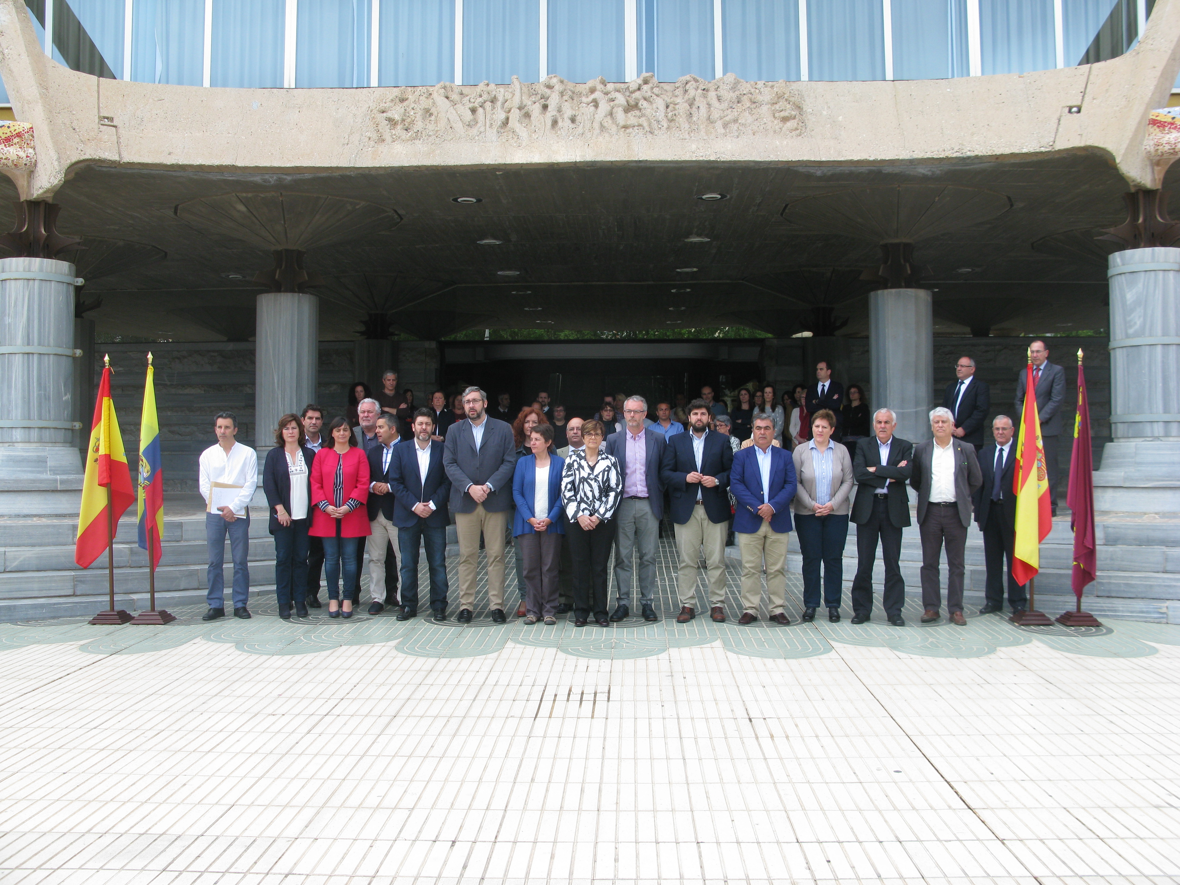 Diputados regionales y trabajadores de la Asamblea han mantenido un minuto de silencio en solidaridad con Ecuador