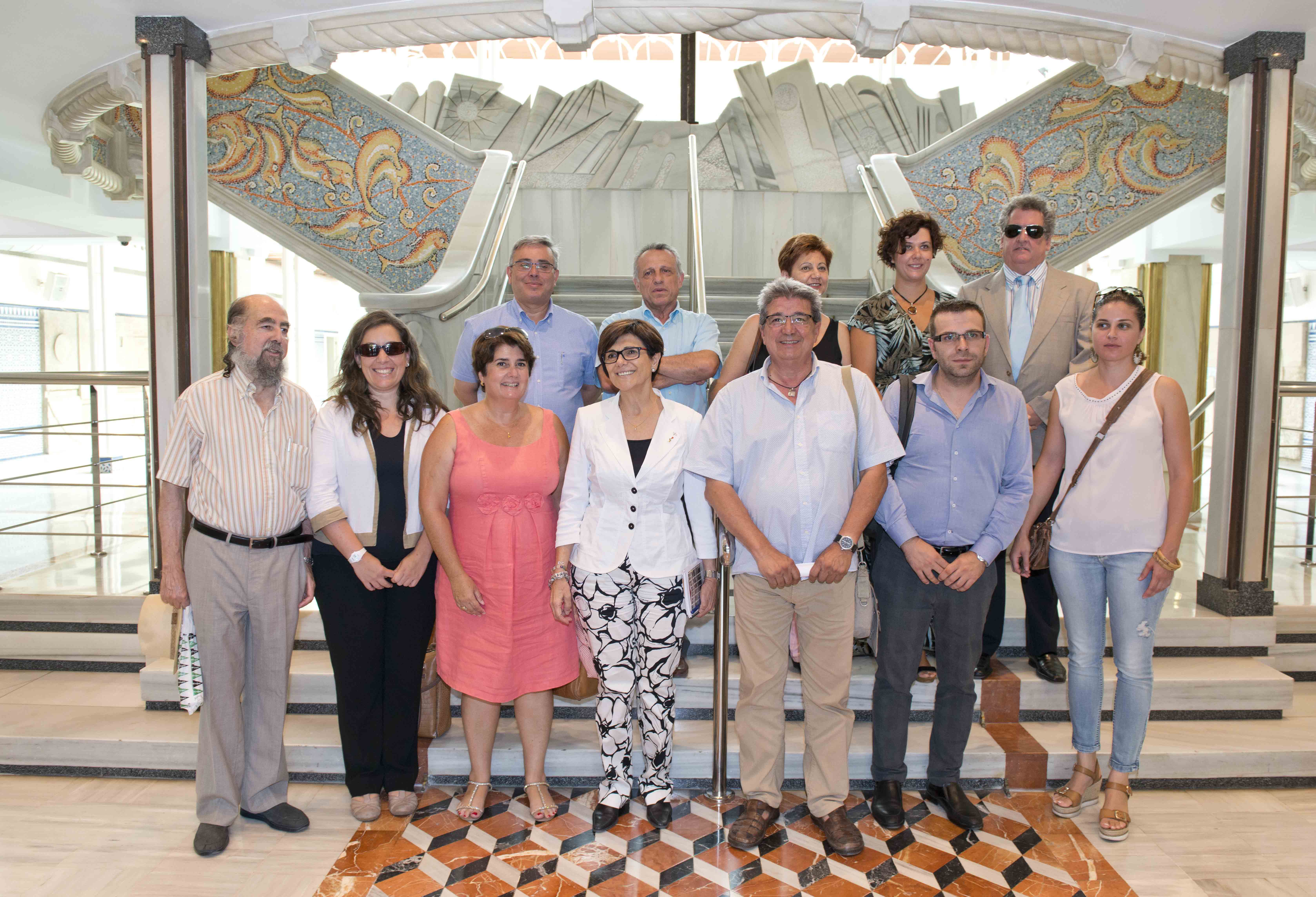 La presidenta de la Asamblea posa con los representantes de la Plataforma del Tercer Sector