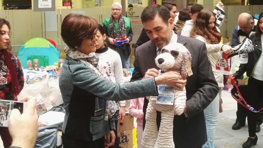 La presidenta de la Asamblea y el alcalde de Cartagena, José López, con el simpático peluche aportado por ONCE
