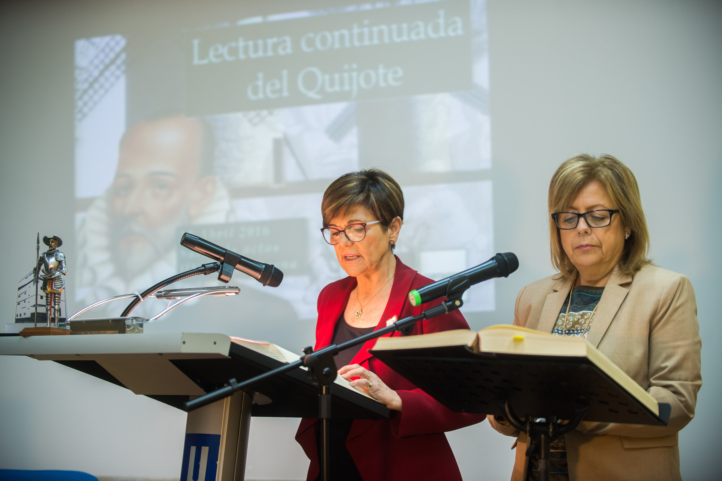 La presidenta de la Asamblea Regional, Rosa Peñalver, y la consejera de Educación y Universidades, Isabel Sánchez Mora, en el atril