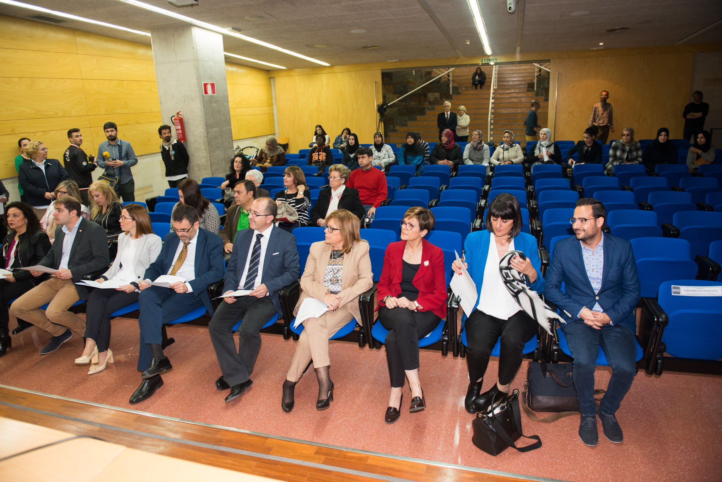 La presidenta de la Asamblea Regional, Rosa Peñalver, y la consejera de Educación y Universidades, Isabel Sánchez Mora, en el atril