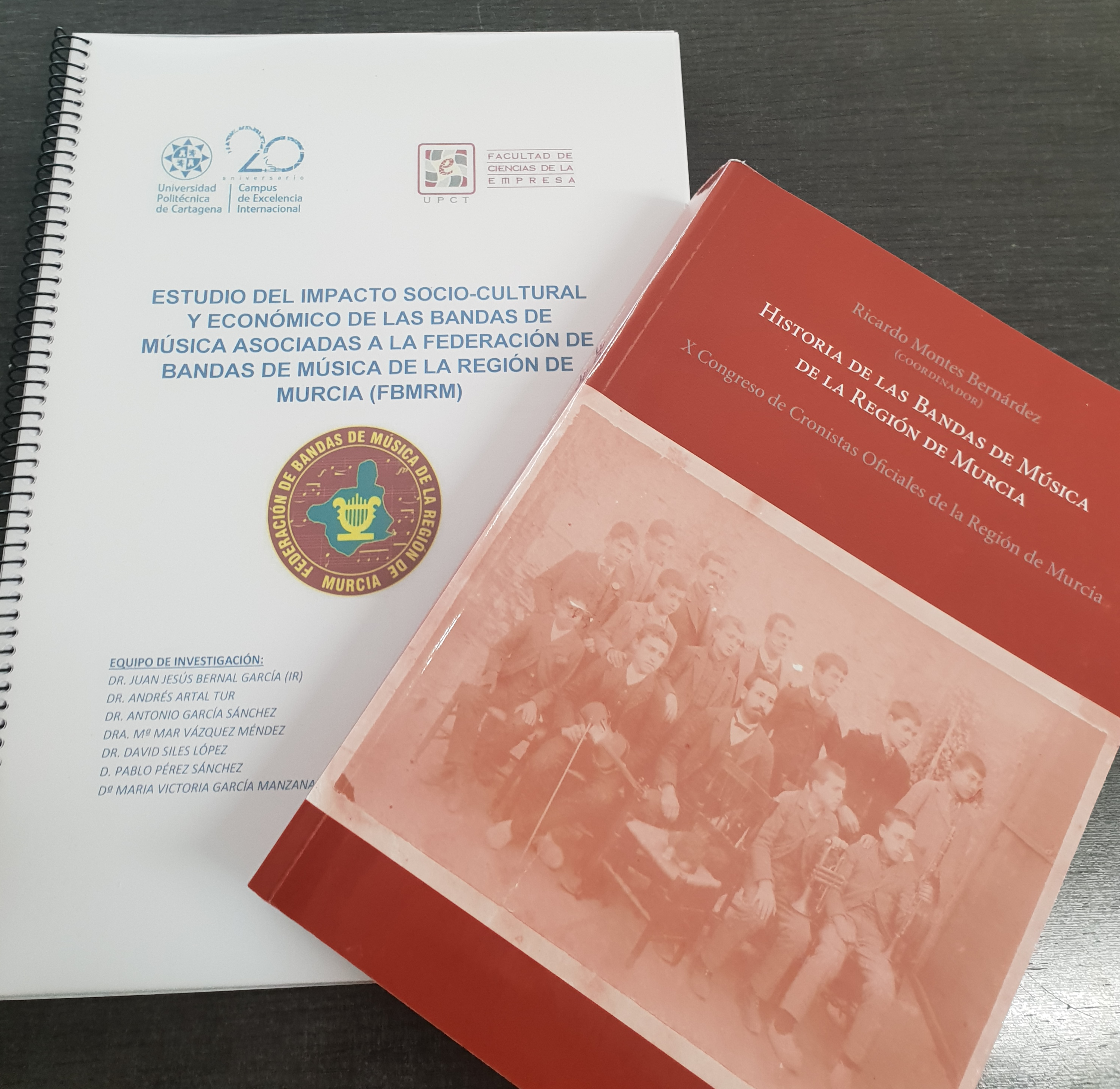 La presidenta de la Federación ha entregado a la presidenta de la Asamblea el estudio realizado por la UPCT y un libro sobre la Historia de las Bandas de Música