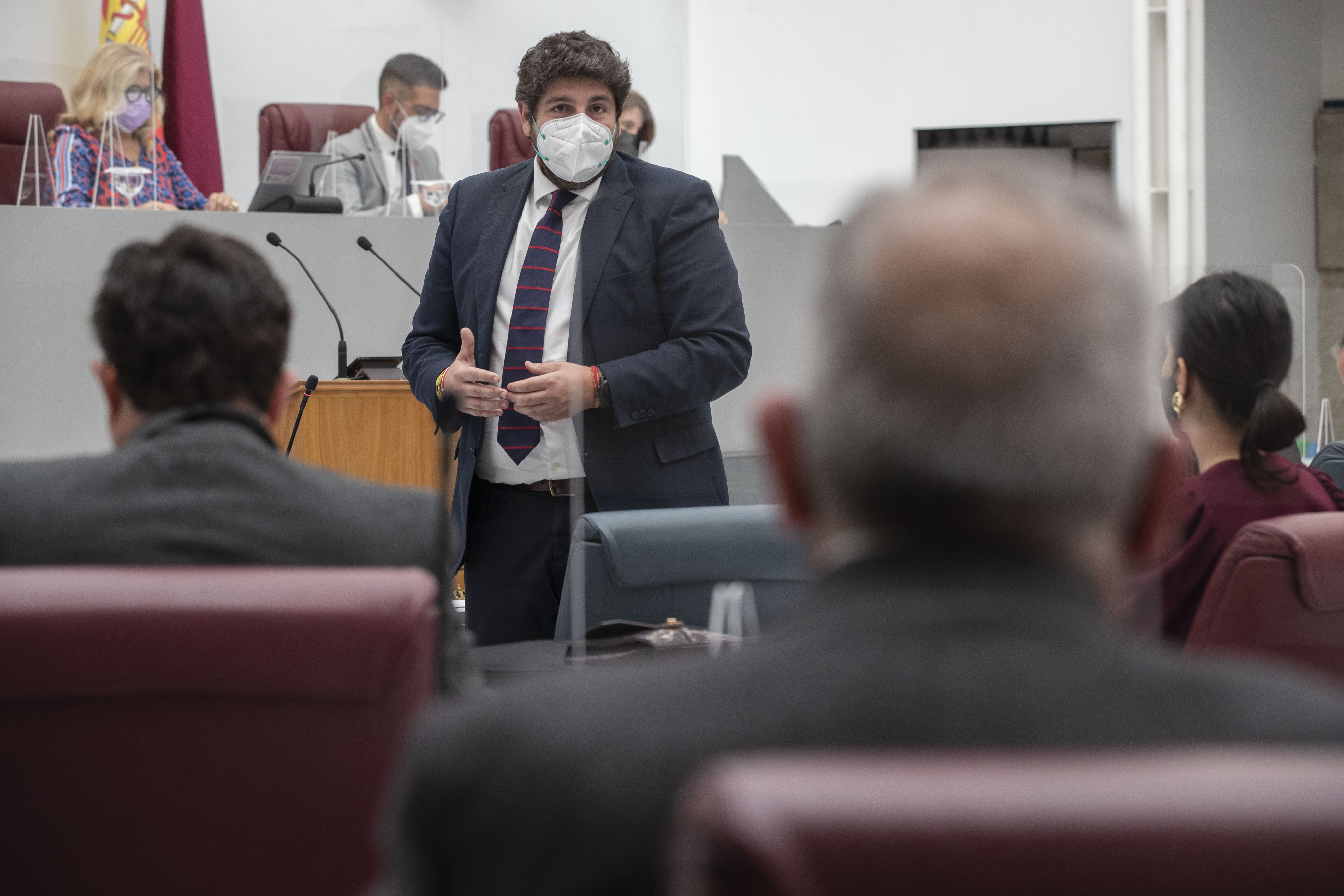 Fernando López Miras responde a una pregunta durante una sesión de control celebrada en la Asamblea Regional