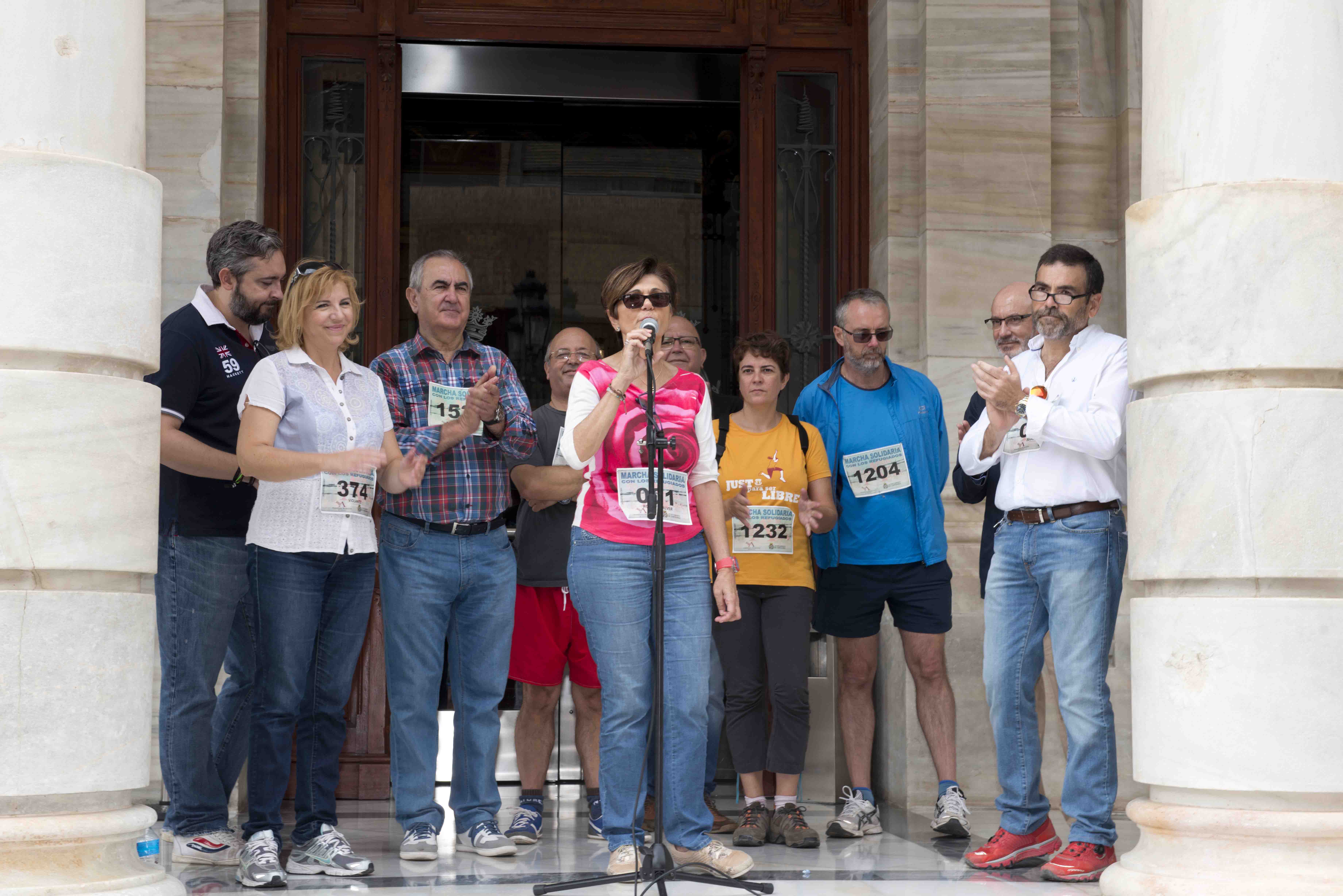 Rosa Peñalver, presidenta de la Asamblea Regional, se dirige a los participantes una vez concluida la marcha