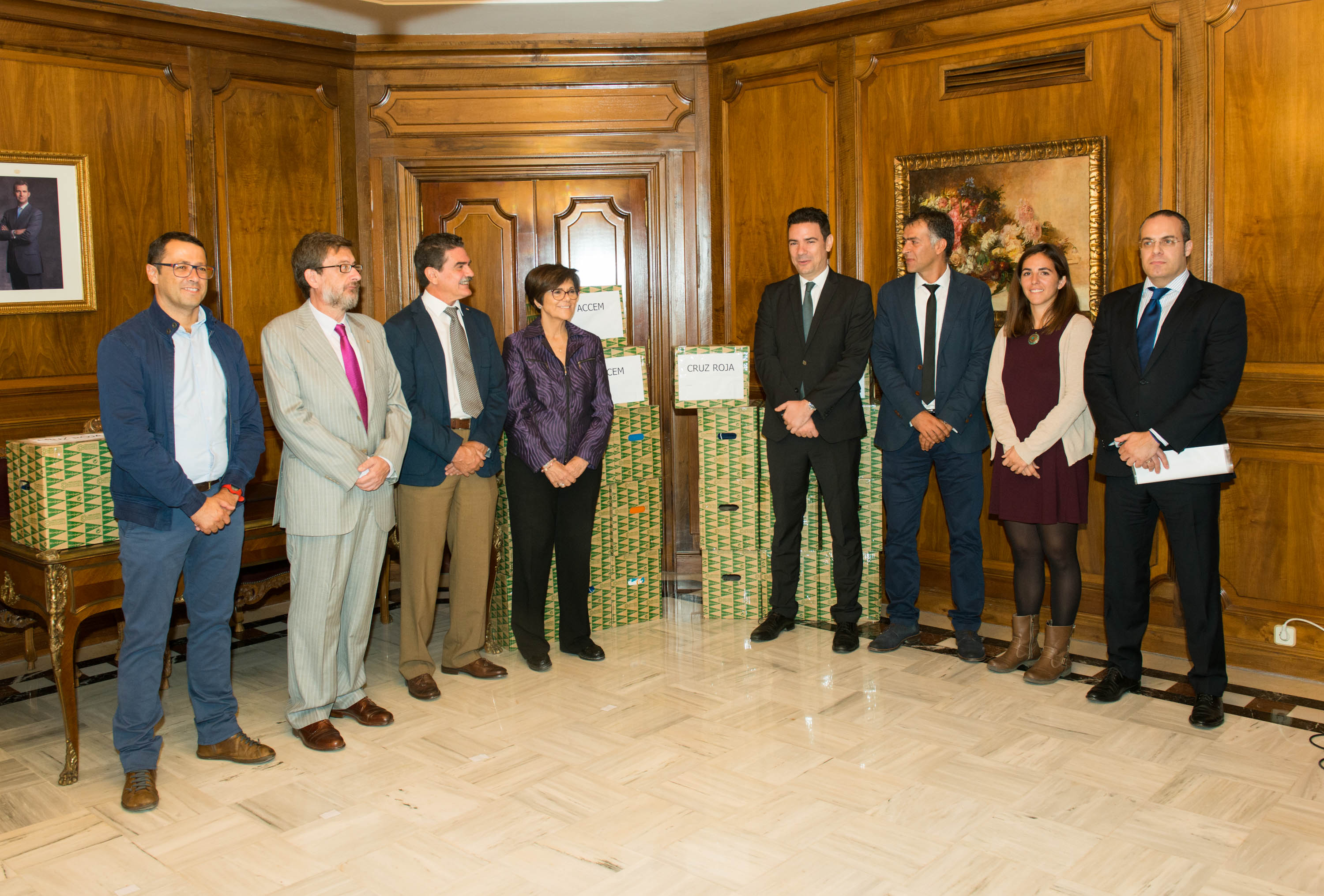 La presidenta y el director de El Corte Inglés Cartagena entregan material escolar a Cruz Roja y Accem
