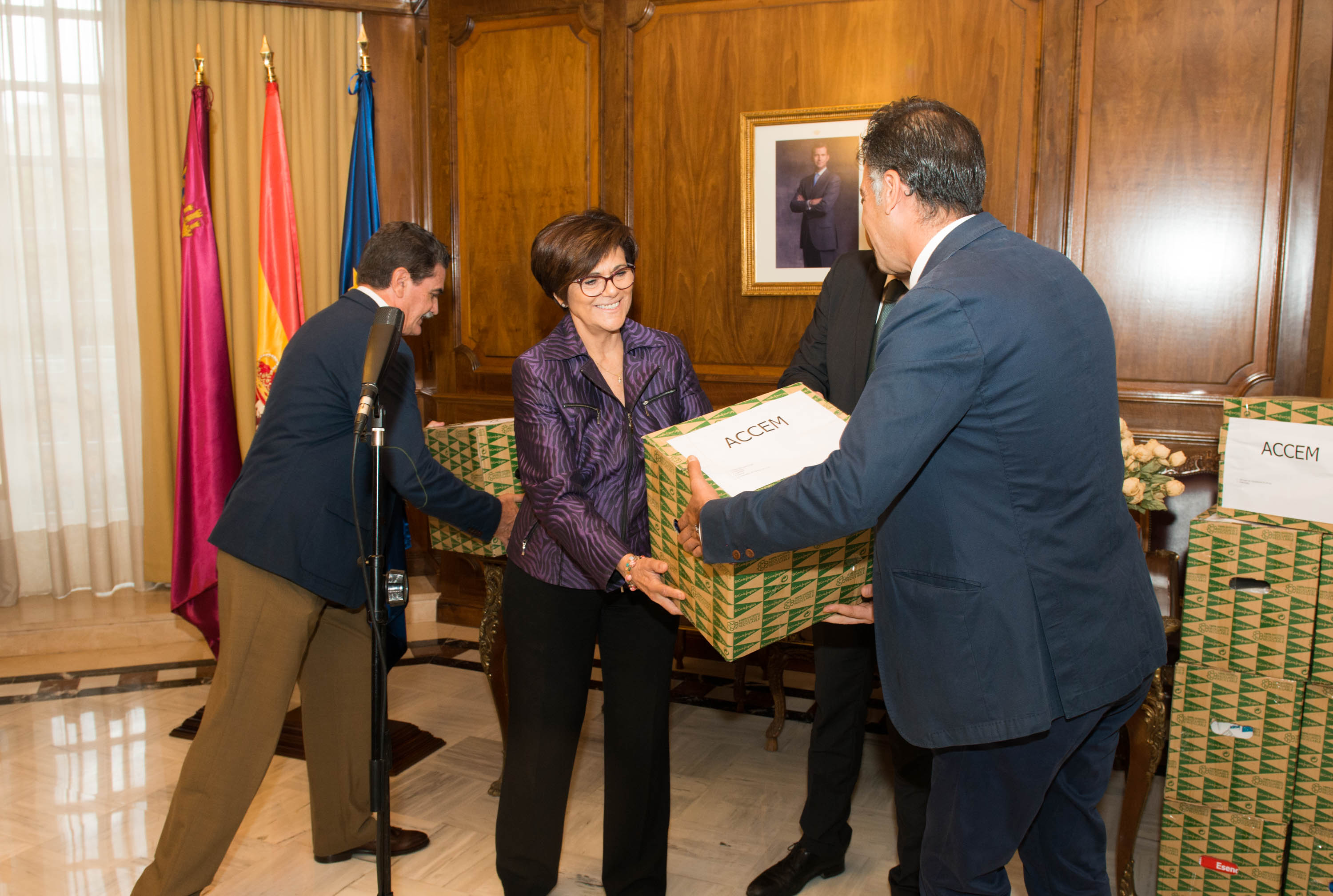 La presidenta y el director de El Corte Inglés Cartagena entregan material escolar a Cruz Roja y Accem