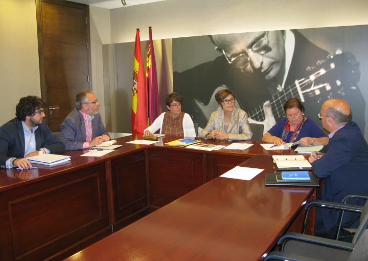 Mesa de la Cámara de la Asamblea Regional de Murcia