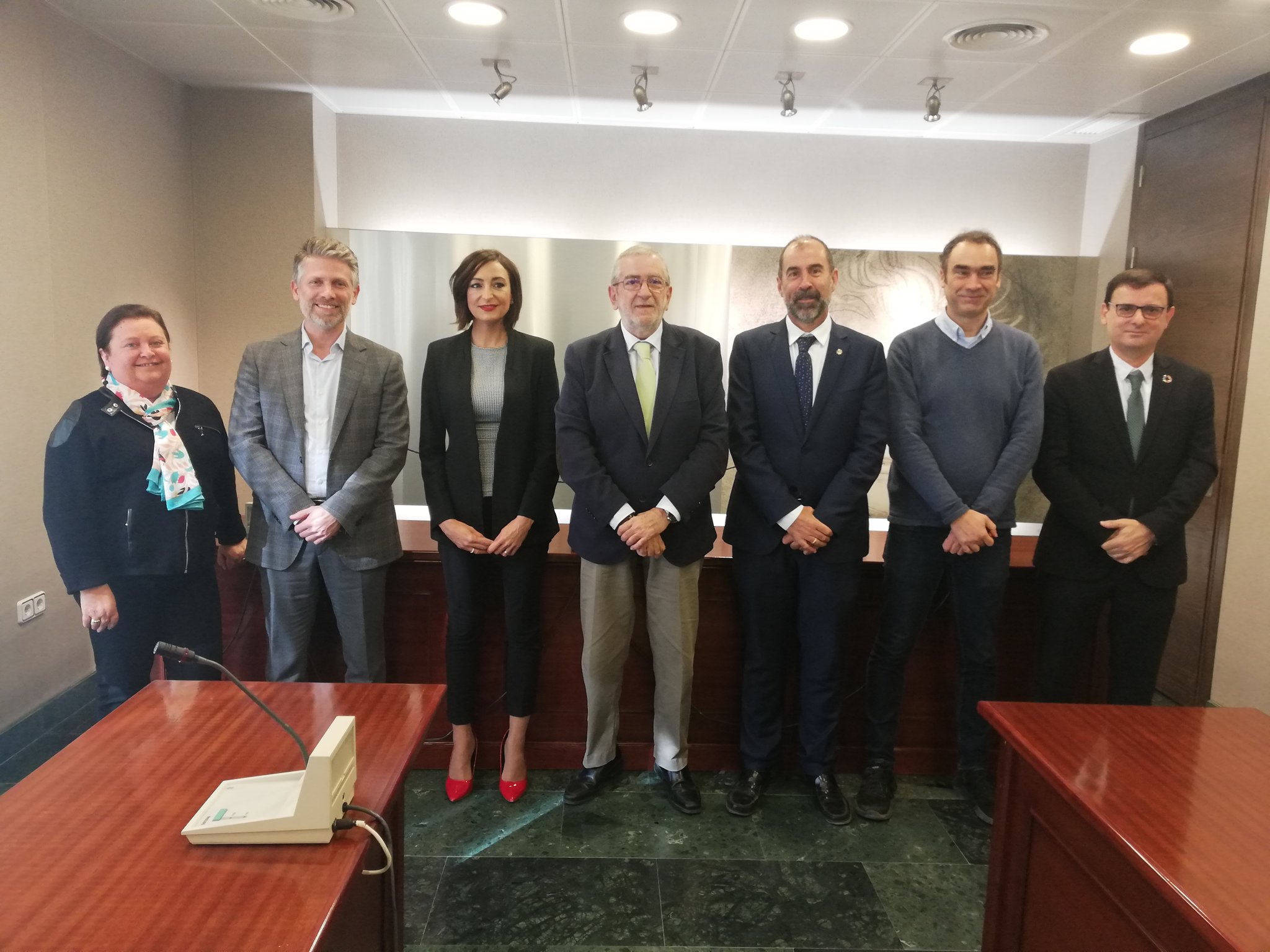 Los miembros de la Comisión MIxta, junto al presidente de la Asamblea